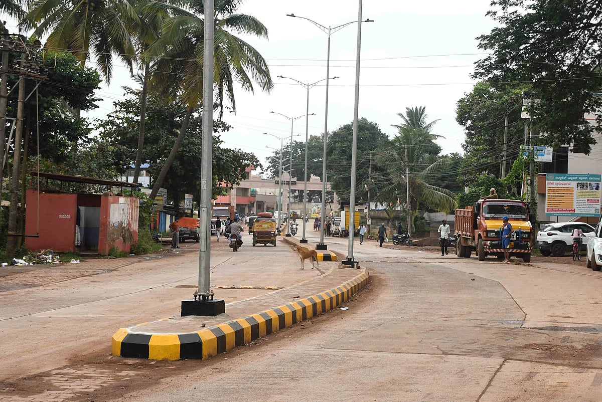 ಕಮಲಾಪುರ: ದ್ವಿಪಥ– ಎಲ್‌ಇಡಿ ಬಲ್ಬ್‌ ಅಳವಡಿಕೆ