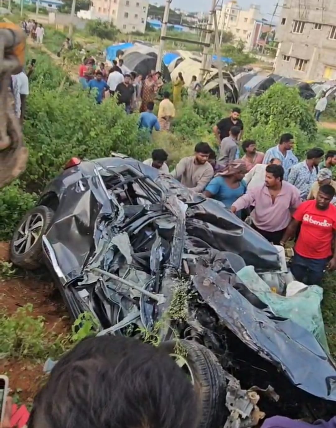 ಕನಕಪುರ ಪಟ್ಟಣದ ಹೊರವಲಯದ ಬೈಪಾಸ್ ರಸ್ತೆಯಲ್ಲಿ ಕಲ್ಲಿನ ಲಾರಿ ಮತ್ತು ಕಾರು ನಡುವೆ ಸಂಭವಿಸಿದ ಅಪಘಾತದಲ್ಲಿ ನಜ್ಜುಗುಜ್ಜಾಗಿರುವ ಕಾರನ್ನು ಸ್ಥಳೀಯರು ವೀಕ್ಷಿಸಿದರು