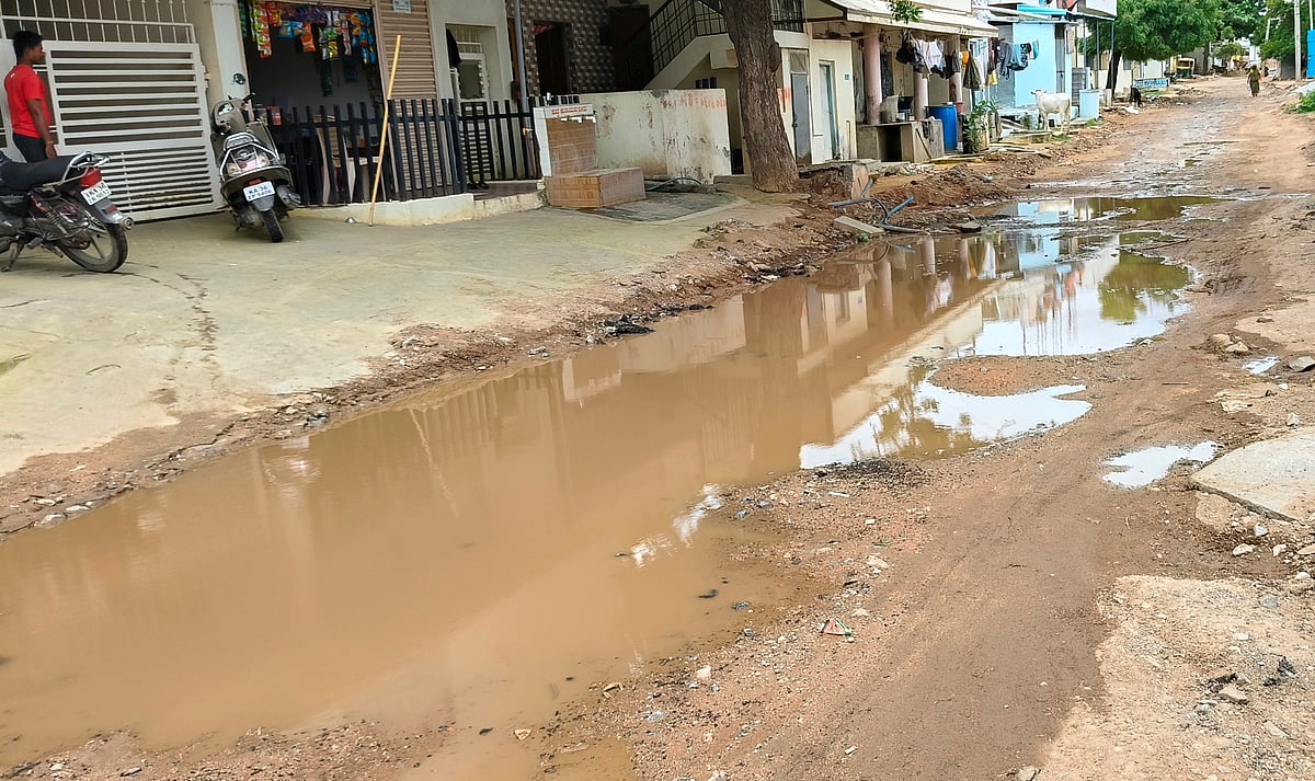 ಲಿಂಗಸುಗೂರು: ರಸ್ತೆಯಲ್ಲಿ ಚರಂಡಿ ನೀರು; ಪರದಾಟ
