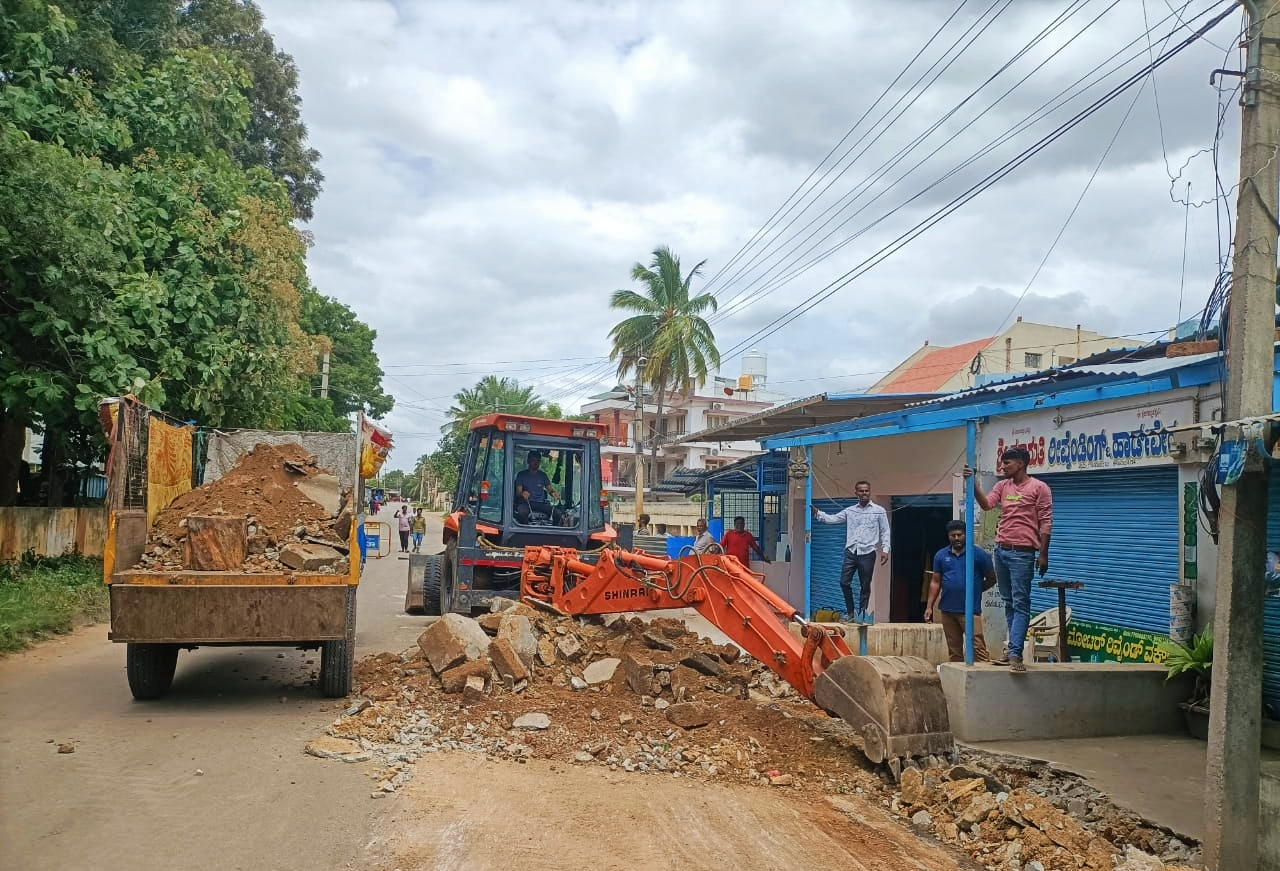 ನಾಗಮಂಗಲ ಪಟ್ಟಣದ ಕೋಟೆಬೆಟ್ಟ ರಸ್ತೆಯಲ್ಲಿ ಅಂಗಡಿ ಮುಂಭಾಗ ಅಕ್ರಮವಾಗಿ ಹೆಚ್ಚುವರಿ ಜಾಗವನ್ನು ಒತ್ತುವರಿ ಮಾಡಿರುವುದನ್ನು ಪುರಸಭೆಯ ಅಧಿಕಾರಿಗಳು ತೆರವುಗೊಳಿಸಿದರು.