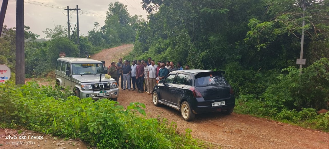 ಪುತ್ತೂರು ತಾಲ್ಲೂಕಿನ ಕಟ್ಟತ್ತಾರು -ಇಳಂತಾಜೆ ರಸ್ತೆಯ ನೆಟ್ಟಾಳದಲ್ಲಿ ಕಾಡಾನೆ ಕಂಡು ಬಂದ ಹಿನ್ನಲೆಯಲ್ಲಿ ಸ್ಥಳದಲ್ಲೇ ಬೀಡುಬಿಟ್ಟಿರುವ ಅರಣ್ಯ ಇಲಾಖೆಯ ಅಧಿಕಾರಿಗಳು ಕೆಯ್ಯೂರು ಗ್ರಾಮ ಪಂಚಾಯಿತಿ ಜನಪ್ರತಿನಿಧಿಗಳು