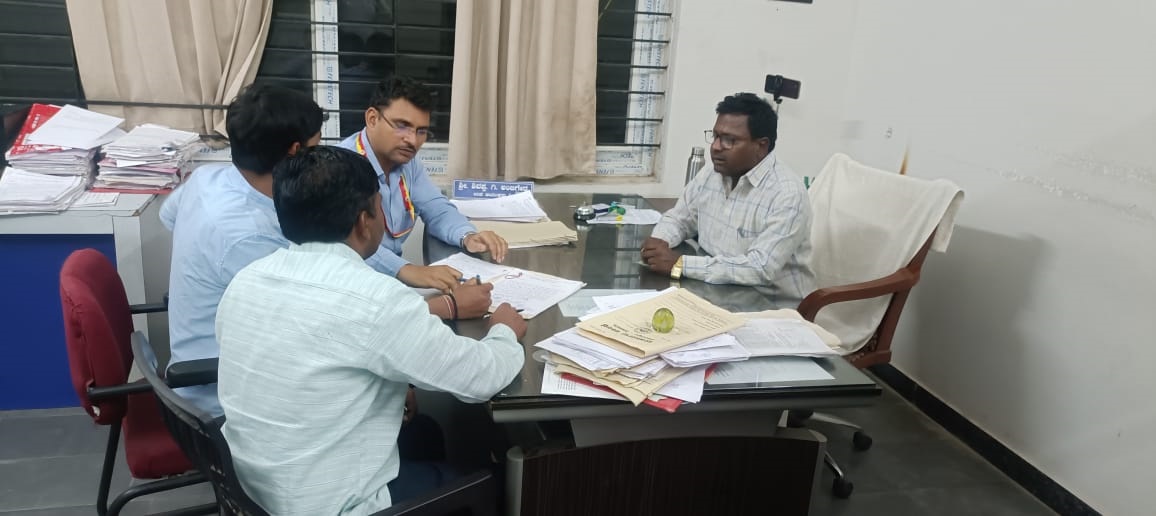 ವಿಜಯಪುರ ಮಹಾನಗರ ಪಾಲಿಕೆ ಕಚೇರಿಗಳ ಮೇಲೆ ಗುರುವಾರ ಲೋಕಾಯುಕ್ತ ಪೊಲೀಸರ ತಂಡ ದಾಳಿ ನಡೆಸಿ ಪರಿಶೀಲಿಸಿದರು 