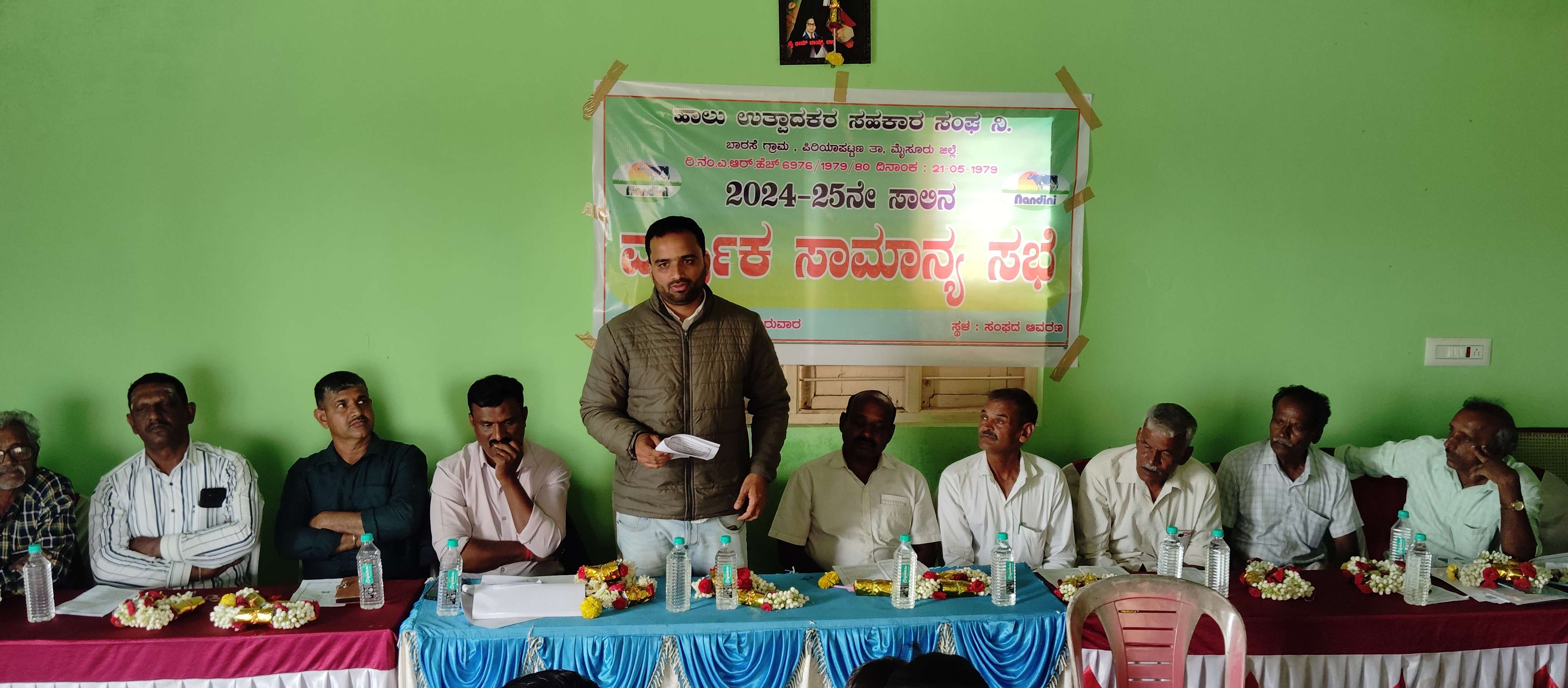 ಬೆಟ್ಟದಪುರ ಸಮೀಪದ ಬಾರಸೆ ಹಾಲು ಉತ್ಪಾದಕರ ಸಹಕಾರ ಸಂಘದ ವಾರ್ಷಿಕ ಸಾಮಾನ್ಯ ಸಭೆಯಲ್ಲಿ ಮೈಮುಲ್ ನ ಸಹಾಯಕ ವ್ಯವಸ್ಥಾಪಕ ಡಾ. ಸತೀಶ್ ಮಾತನಾಡಿದರು.