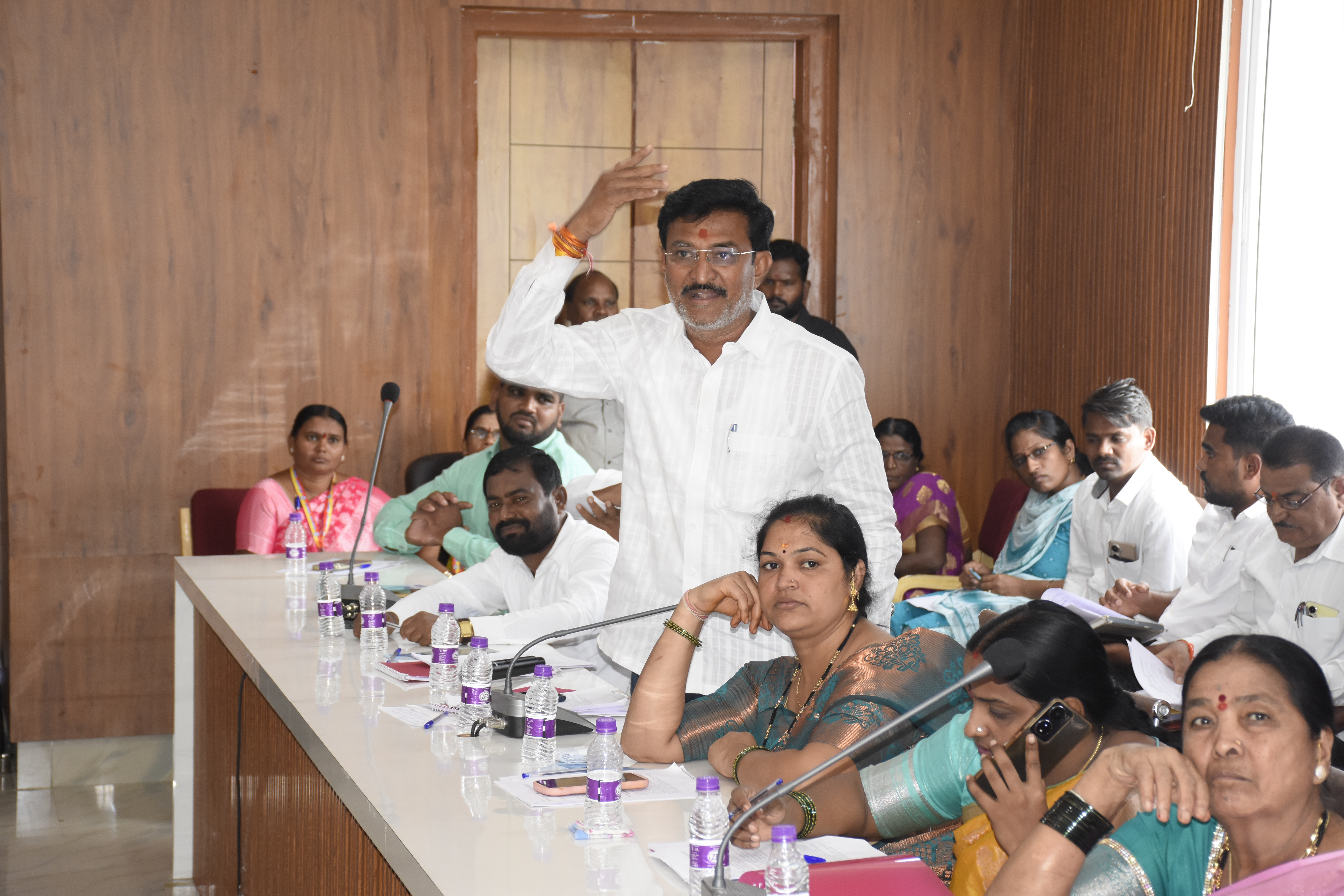 ನಗರ ಸಭೆಯ ಸಭೆಯಲ್ಲಿ ಸದಸ್ಯ ಅಂಬಯ್ಯ ಶಾಬಾದಿ ಮಾತನಾಡಿದರು