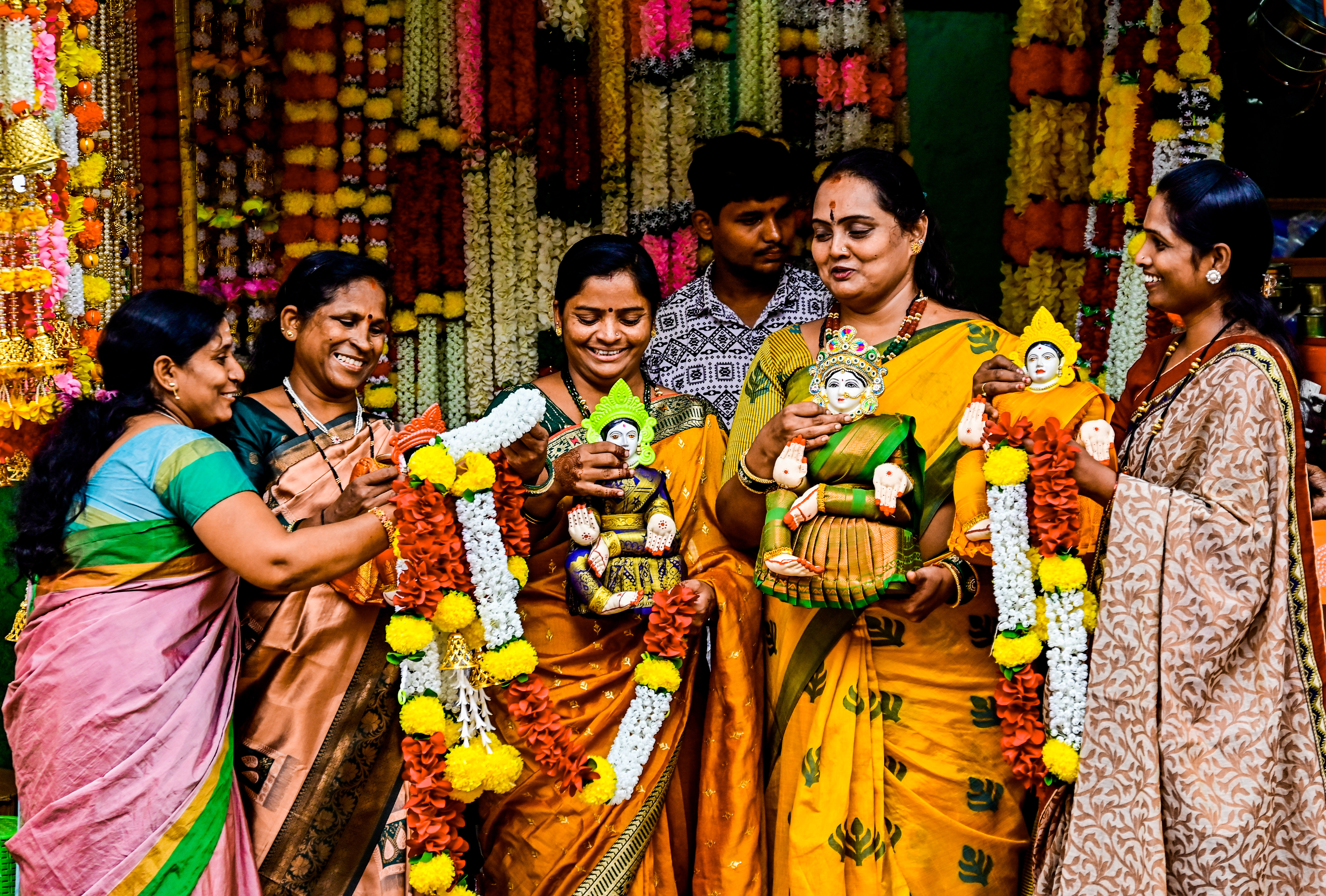 ಲಕ್ಷ್ಮಿ ಬಾರಮ್ಮ...: ವರಮಹಾಲಕ್ಷ್ಮಿ ಹಬ್ಬದ ಅಂಗವಾಗಿ ಕಲಬುರಗಿಯ ಮಾರುಕಟ್ಟೆಯಲ್ಲಿ ಗುರುವಾರ ಮಹಿಳೆಯರು ಪೂಜೆಗಾಗಿ ಅಲಂಕೃತ ಲಕ್ಷ್ಮಿ ಮೂರ್ತಿ ಖರೀದಿ ವೇಳೆ ಸಂಭ್ರಮದಲ್ಲಿ ತೊಡಗಿದ್ದ ದೃಶ್ಯ. ಪ್ರಜಾವಾಣಿ ಚಿತ್ರಗಳು: ತಾಜುದ್ದೀನ್‌ ಆಜಾದ್‌