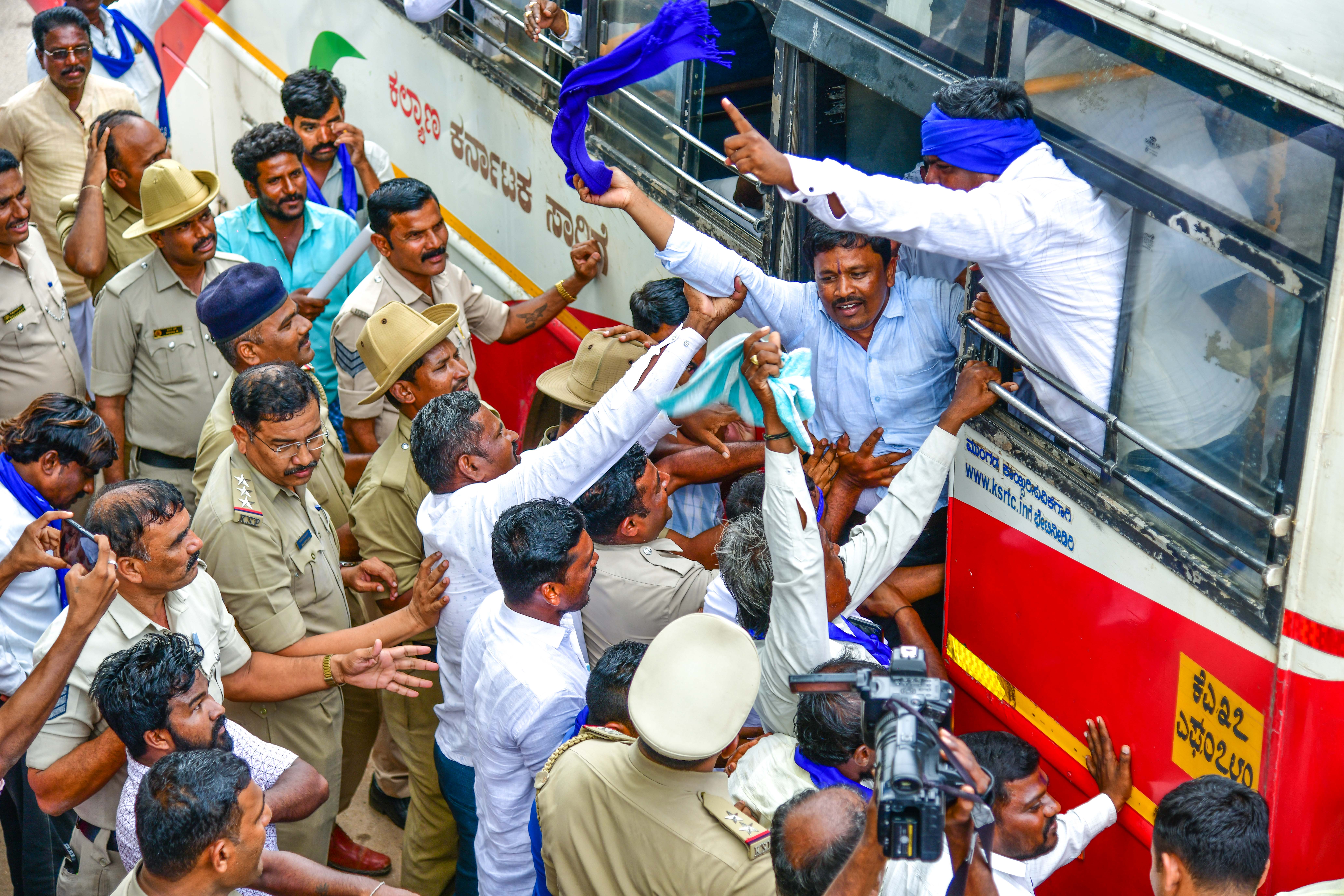 ಹೋರಾಟ ನಿರತರನ್ನು ವಶಕ್ಕೆ ಪಡೆದು ಪೊಲೀಸರು ಬಸ್‌ನಲ್ಲಿ ಕರೆದುಕೊಂಡು ಹೋದರು