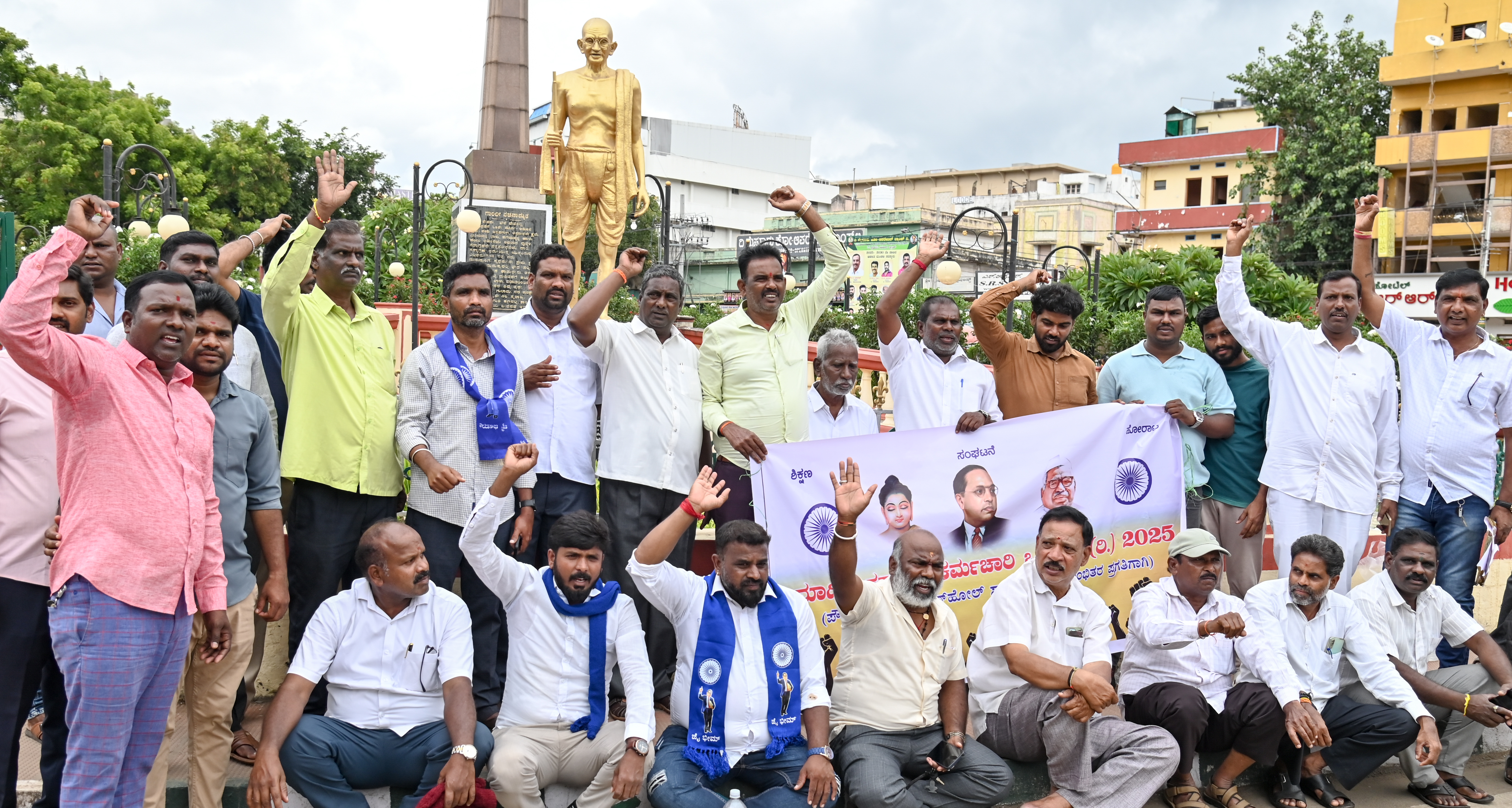 ಗಾಂಧಿ ಚೌಕದಲ್ಲಿ ಮಾದಿಗ ಸಫಾಯಿ ಕರ್ಮಚಾರಿ ಒಕ್ಕೂಟದ ಸದಸ್ಯರು ಪ್ರತಿಭಟನೆ ನಡೆಸಿದರು