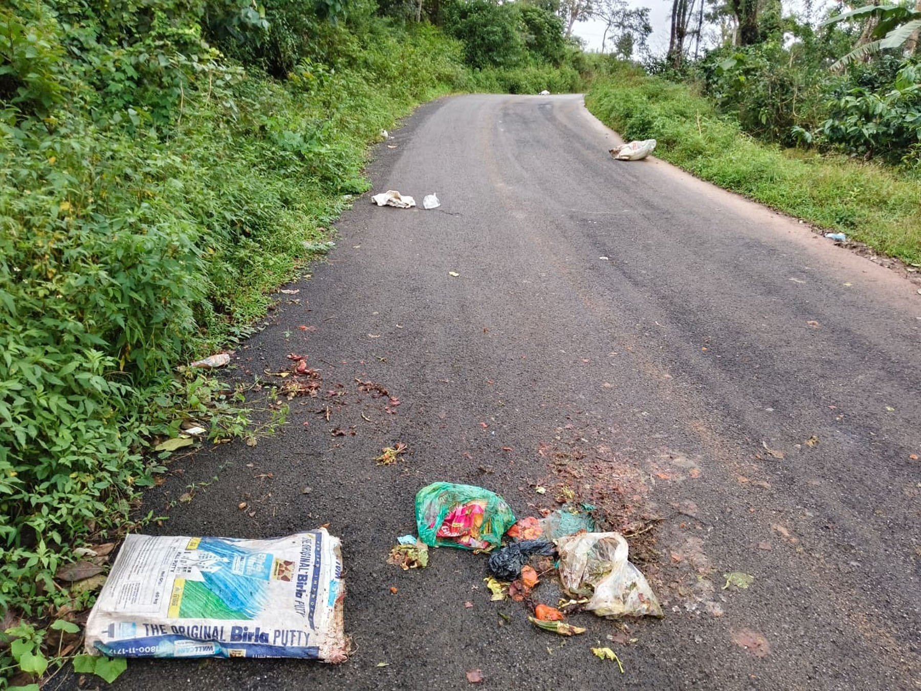 ನಾಪೋಕ್ಲು ಸಮೀಪದ ಕೊಟ್ಟಮುಡಿಯಲ್ಲಿ ಮುಖ್ಯ ರಸ್ತೆಯಲ್ಲಿಯೇ ತ್ಯಾಜ್ಯವನ್ನು ಸುರಿದಿರುವುದು