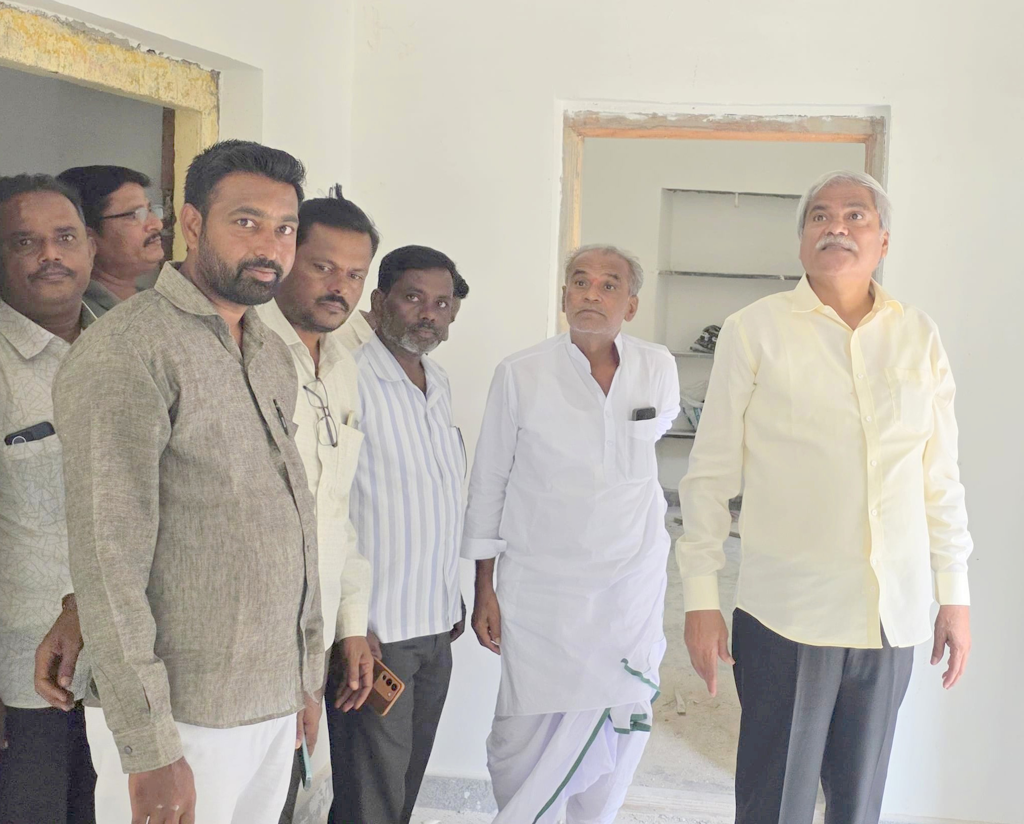 1ಎಸ್ಎಚ್ಪಿ 2(2): ಶಹಾಪುರ ತಾಲ್ಲೂಕಿನ ಗೋಗಿ ಗ್ರಾಮದಲ್ಲಿ ನಿರ್ಮಿಸುತ್ತಿರುವ ಗ್ರಾಪಂ ಕಟ್ಟಡ ಕಾಮಗಾರಿ ಪರಿಶೀಲಿಸಿದರು