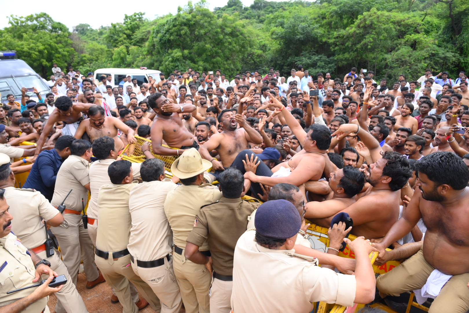 ಬೀದರ್‌ ಜಿಲ್ಲಾಧಿಕಾರಿ ಕಚೇರಿ ಎದುರು ಅಳವಡಿಸಿದ್ದ ಬ್ಯಾರಿಕೇಡ್‌ಗಳನ್ನು ತಳ್ಳಿ ಒಳಗೆ ನುಗ್ಗಲೆತ್ನಿಸಿದ ಕಾರ್ಯಕರ್ತರನ್ನು ಪೊಲೀಸರು ತಡೆದರು