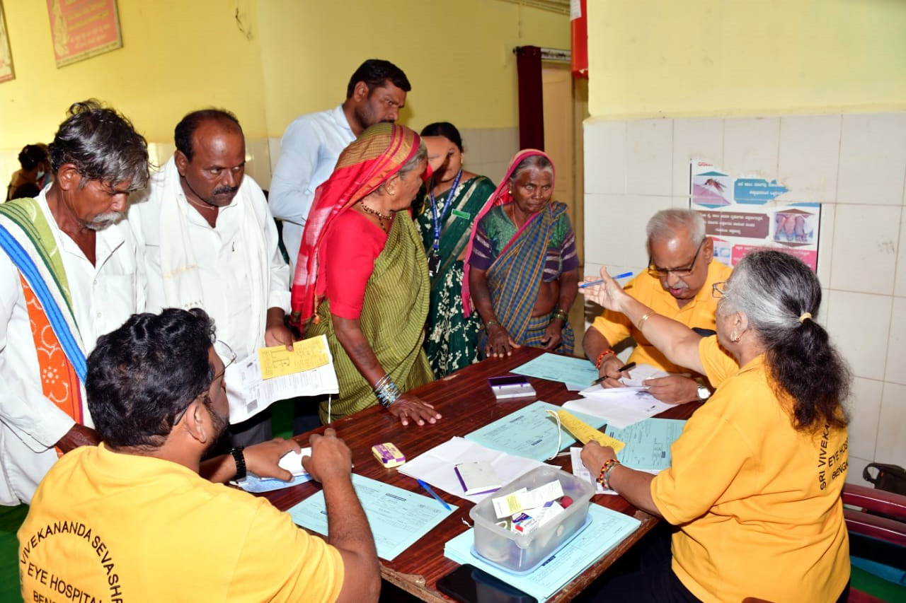 ಹುಣಸಗಿ ಪಟ್ಟಣದ ಸಮುದಾಯ ಆರೋಗ್ಯ ಕೇಂದ್ರದಲ್ಲಿ ಎಂ.ಎನ್.ಬಳಿ ಫೌಂಡೇಶನ್ ವತಿಯಿಂದ ಉಚಿತ ನೇತ್ರ ತಪಾಸಣೆ ಹಾಗೂ ಶಸ್ತ್ರ ಚಿಕಿತ್ಸೆ ಶಿಬಿರದಲ್ಲಿ ಪಾಲ್ಗೊಂಡು ರೋಗಿಗಳು ಸರದಿಯಲ್ಲಿರುವದು