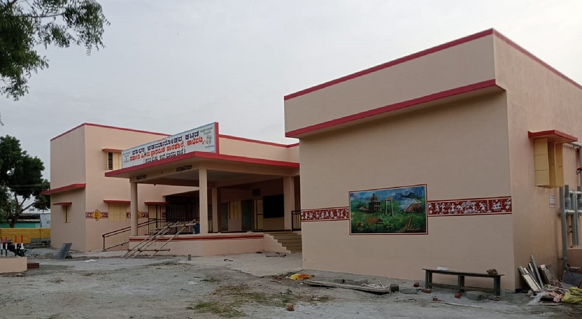 ಹಿರಿಯೂರು: ಶತಮಾನ ಪೂರೈಸಿದ ಶಾಲೆಗೆ ಹಳೆಯ ವಿದ್ಯಾರ್ಥಿಗಳಿಂದ ಶಾಲೆಗೆ ಕಾಯಕಲ್ಪ