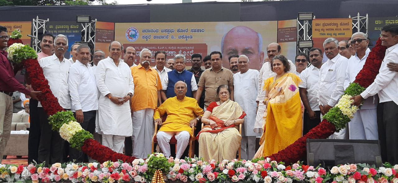 ಚಿಕ್ಕೋಡಿ ತಾಲ್ಲೂಕಿನ ಅಂಕಲಿ ಗ್ರಾಮದಲ್ಲಿ ಶುಕ್ರವಾರ ಪ್ರಭಾಕರ ಕೋರೆ ಹಾಗೂ ಆಶಾ ಕೋರೆ ದಂಪತಿಯನ್ನು ವಿವಿಧ ಸಂಘ– ಸಂಸ್ಥೆಗಳ ಸಹಯೋಗದೊಂದಿಗೆ ಸನ್ಮಾನಿಸಲಾಯಿತು. ವಿಧಾನ ಪರಿಷತ್ ಸದಸ್ಯ ಪ್ರಕಾಶ ಹುಕ್ಕೇರಿ ಶಾಸಕರಾದ ಗಣೇಶ ಹುಕ್ಕೇರಿ ರಾಜು ಕಾಗೆ ಮುಖಂಡ ಮಹಾಂತೇಶ ಕವಟಗಿಮಠ ಇತರರು ಪಾಲ್ಗೊಂಡರು