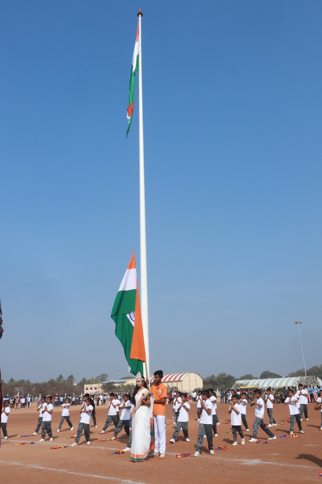 ಹೊಸಪೇಟೆ ಜಿಲ್ಲಾ ಕ್ರೀಡಾಂಗಣದ ಧ್ವಜಸ್ತಂಭದಲ್ಲಿ ಹಾರಾಡಿದ ತ್ರಿವರ್ಣ ಧ್ವಜದ ಸಂಗ್ರಹ ಚಿತ್ರ