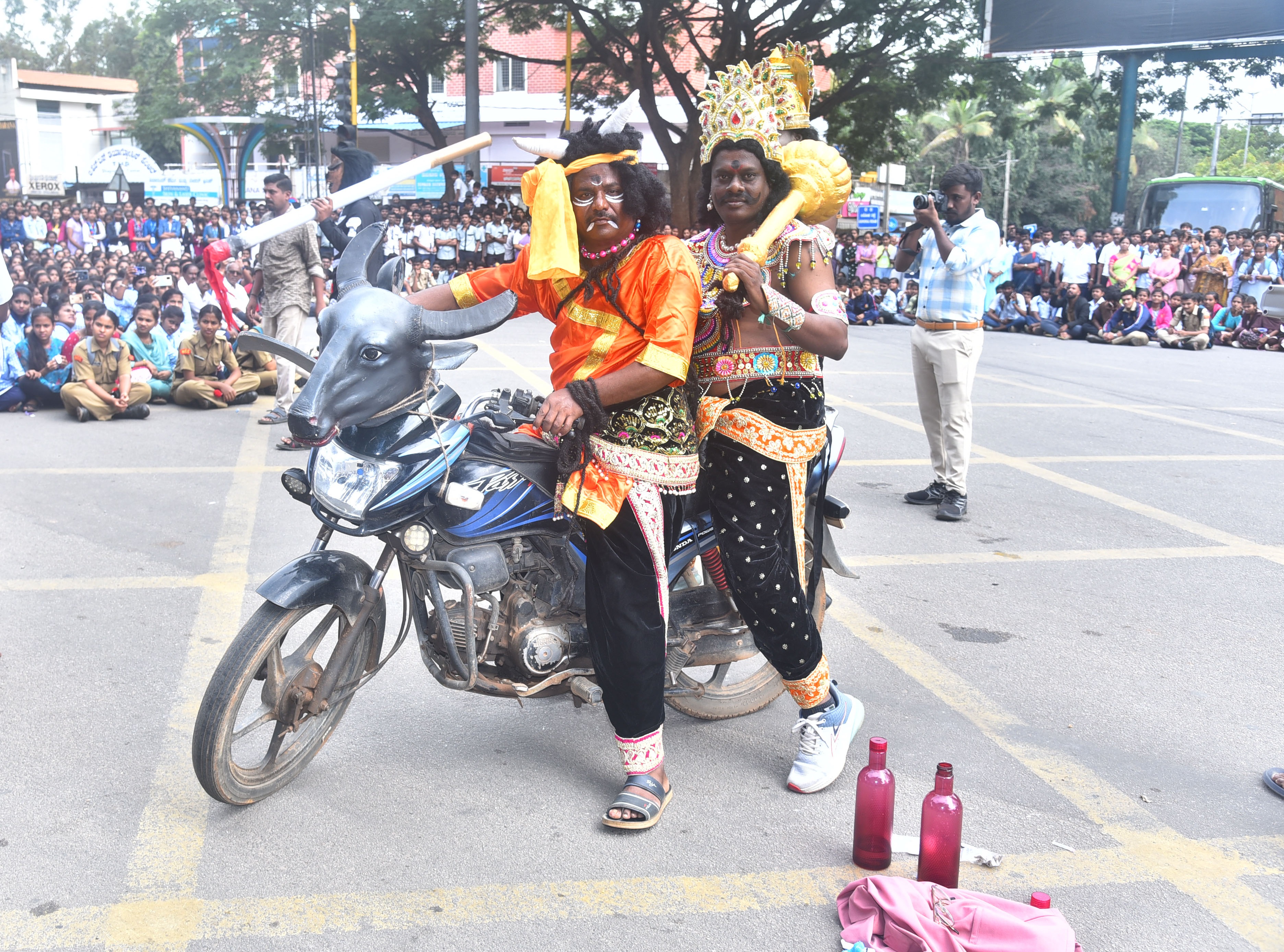 ಯಮನ ವೇಷ ಧರಿಸಿ ಗಮನ ಸೆಳೆದ ಕಲಾವಿದರು