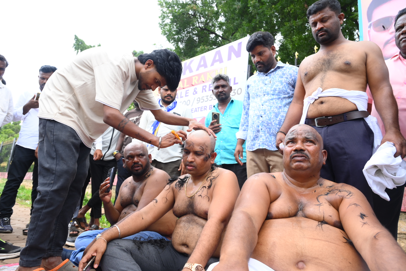 ಪ್ರತಿಭಟನಾಕಾರರು ಕೇಶಮುಂಡನ ಮಾಡಿಸಿಕೊಂಡು ವಿರೋಧ ದಾಖಲಿಸಿದರು