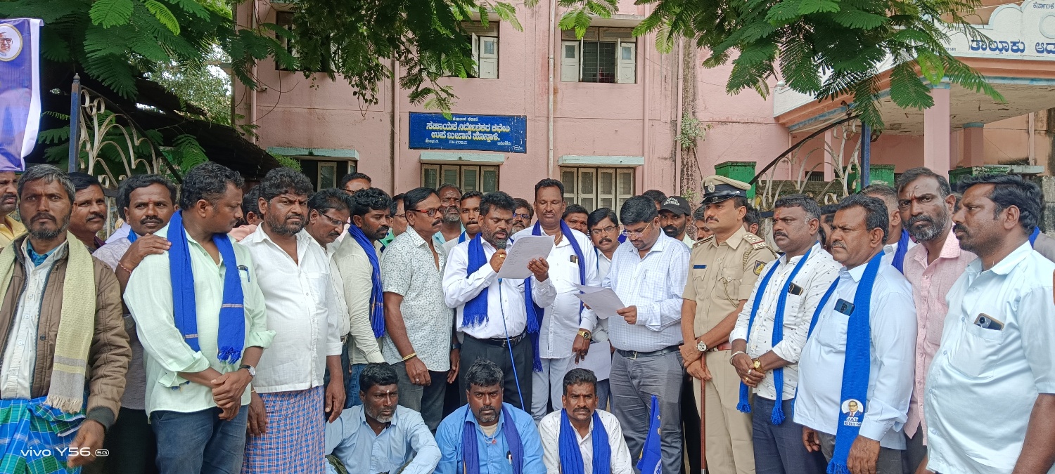 ಹೊನ್ನಾಳಿಯಲ್ಲಿ ಉಪವಿಭಾಗಾಧಿಕಾರಿ ವಿ. ಅಭಿಷೇಕ್ ಅವರಿಗೆ ಮನವಿಪತ್ರ ಸಲ್ಲಿಸಲಾಯಿತು