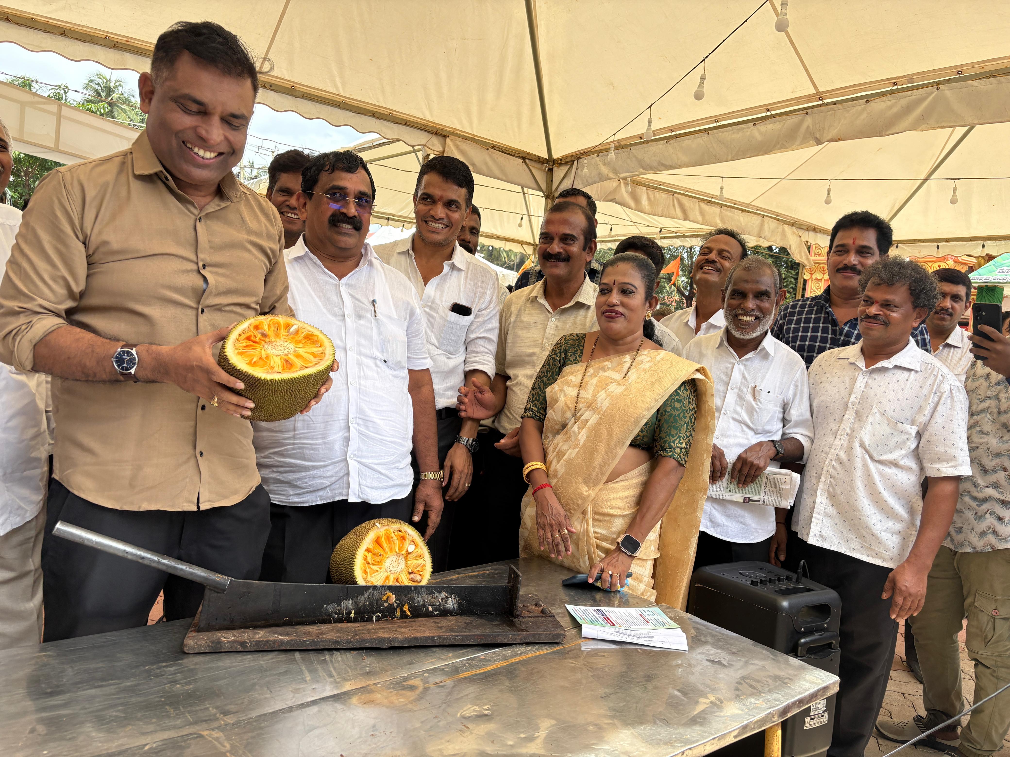 ಪತ್ರಕರ್ತ ವಾಲ್ಟರ್‌ ನಂದಳಿಕೆ ಹಲಸು ಮೇಳಕ್ಕೆ ಕೋಟೆಕಾರಿನಲ್ಲಿ ಹಲಸುಹಣ್ಣು ಕತ್ತರಿಸುವ ಮೂಲಕ ಚಾಲನೆ ನೀಡಿದರು