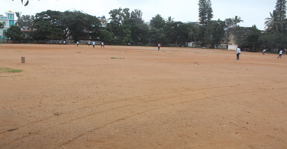 ಪಾರ್ಕಿಂಗ್‌ ಜಾಗವಾದ ಆನೇಕಲ್‌ ಮೈದಾನ: ನಿರ್ವಹಣೆ, ಸ್ವಚ್ಛತೆ ಕೊರತೆ
