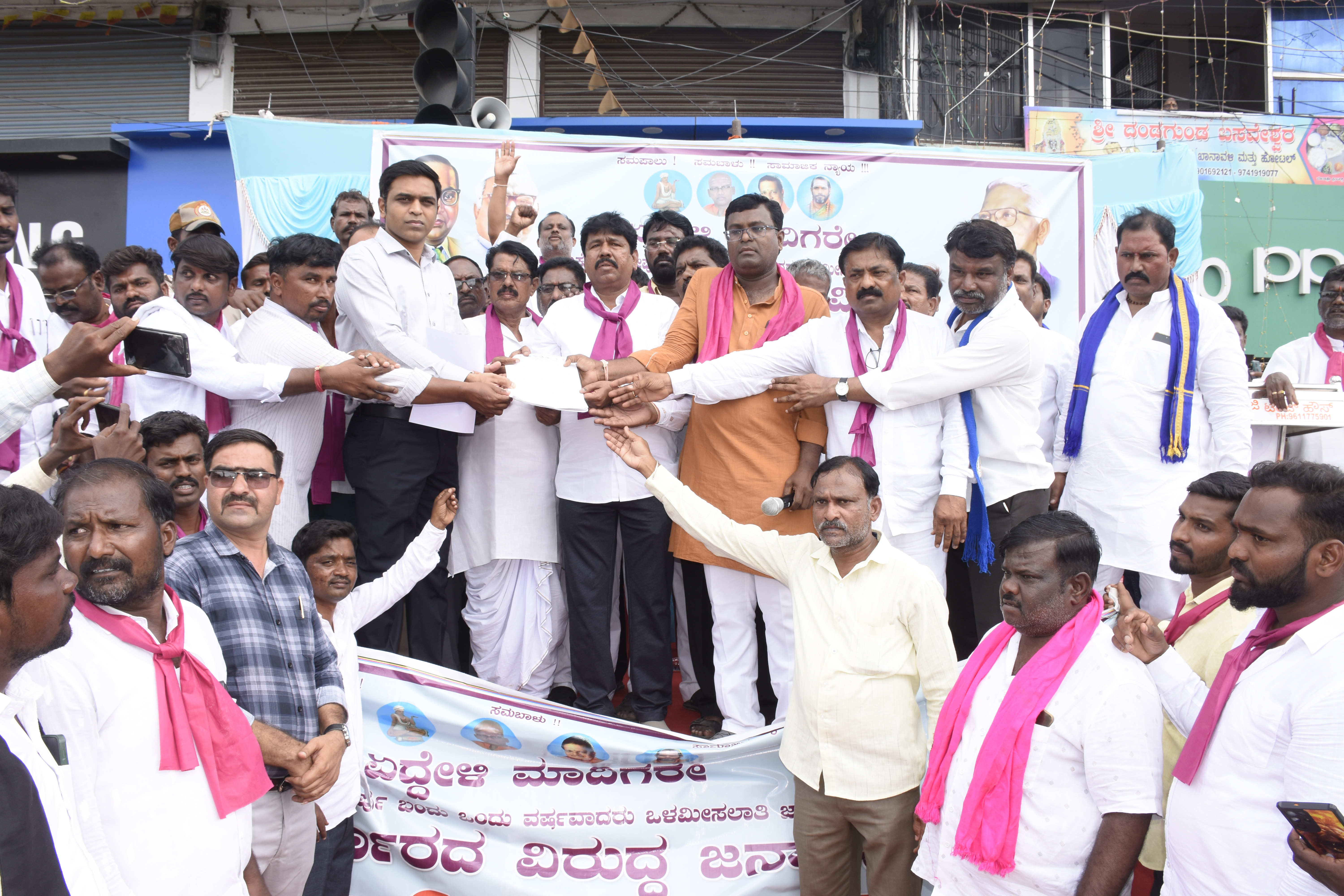 ಯಾದಗಿರಿಯಲ್ಲಿ ಶುಕ್ರವಾರ ಮಾದಿಗ ಸಂಘಟನೆಗಳ ಒಕ್ಕೂಟದ ಮುಖಂಡರು ಜಿಲ್ಲಾಧಿಕಾರಿ ಹರ್ಷಲ್ ಭೋಯರ್ ಅವರಿಗೆ ಮನವಿ ಪತ್ರ ಸಲ್ಲಿಸಿದರು 