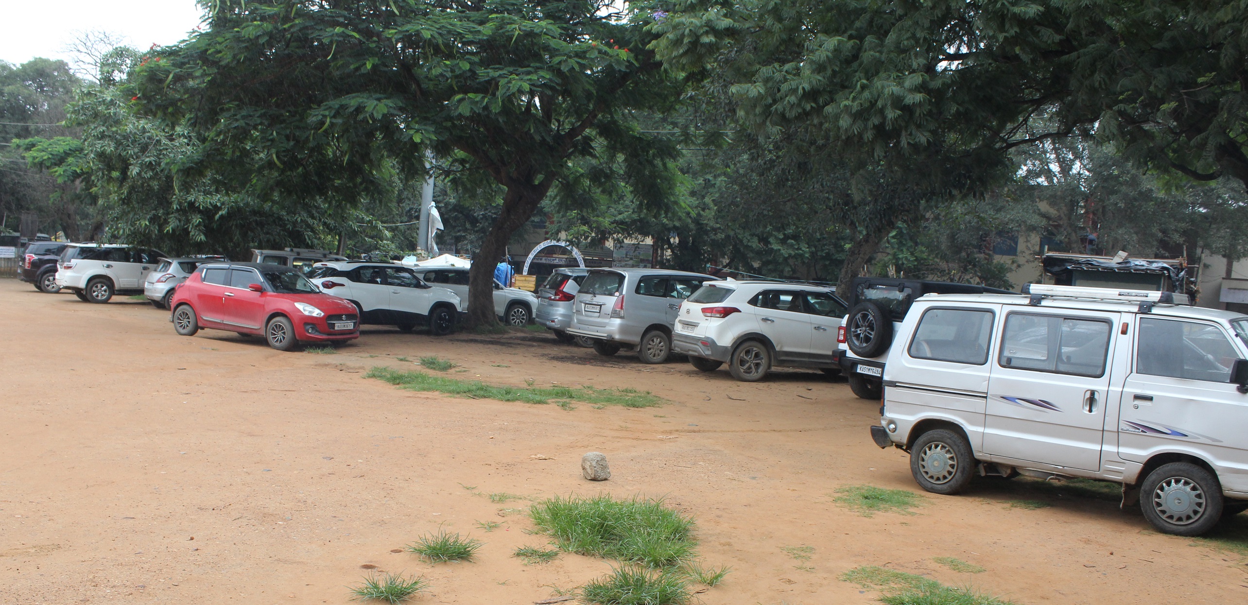 ಮೈದಾನದಲ್ಲಿ ವಾಹನ ನಿಲುಗಡೆ
