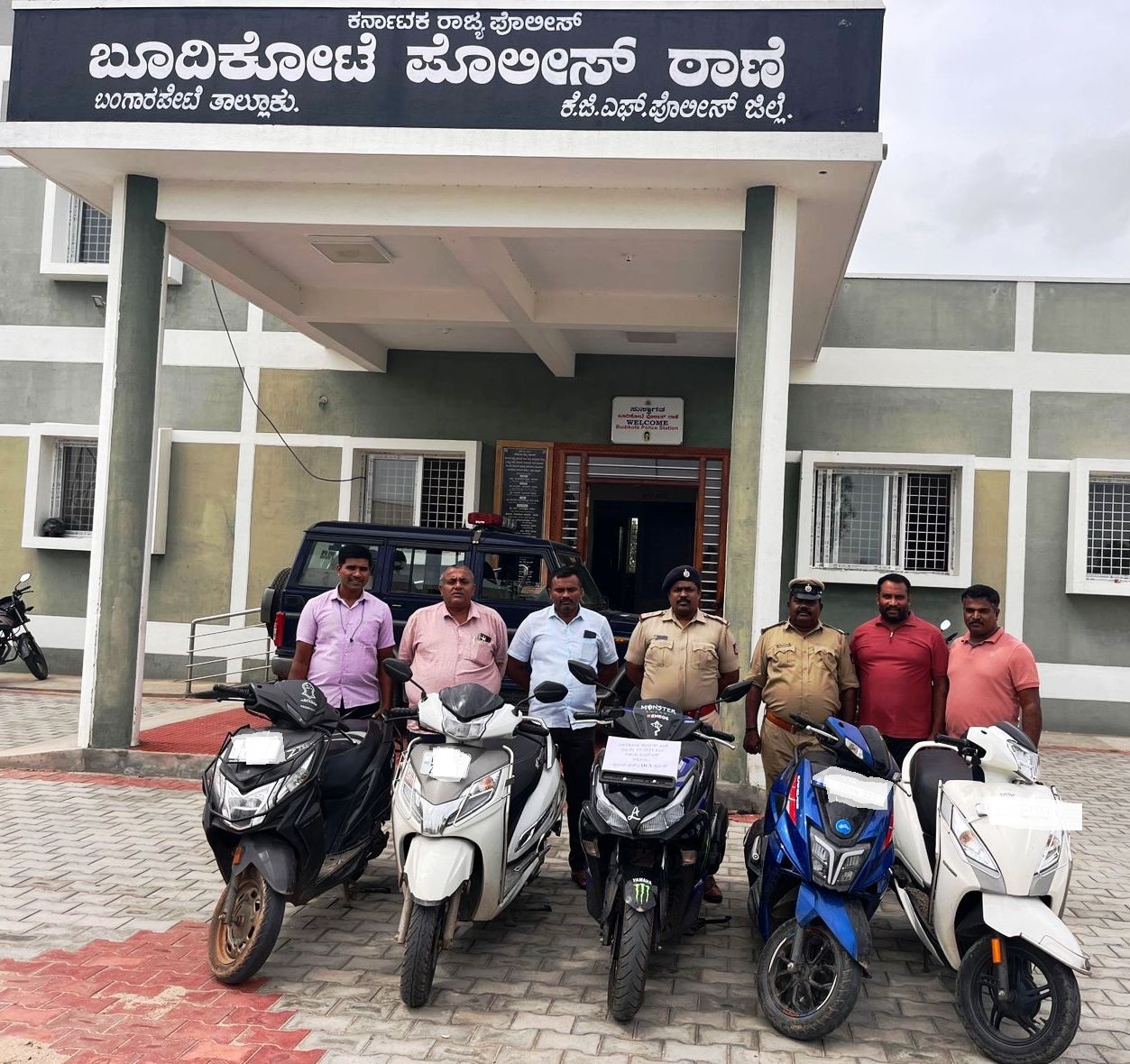 ಬಂಗಾರಪೇಟೆ ತಾಲ್ಲೂಕಿನ ಬೂದಿಕೋಟೆ ಪೊಲೀಸರು ಆರೋಪಿಯಿಂದ ವಶಪಡಿಸಿಕೊಂಡ ಐದು ದ್ವಿಚಕ್ರ ವಾಹನಗಳು.
