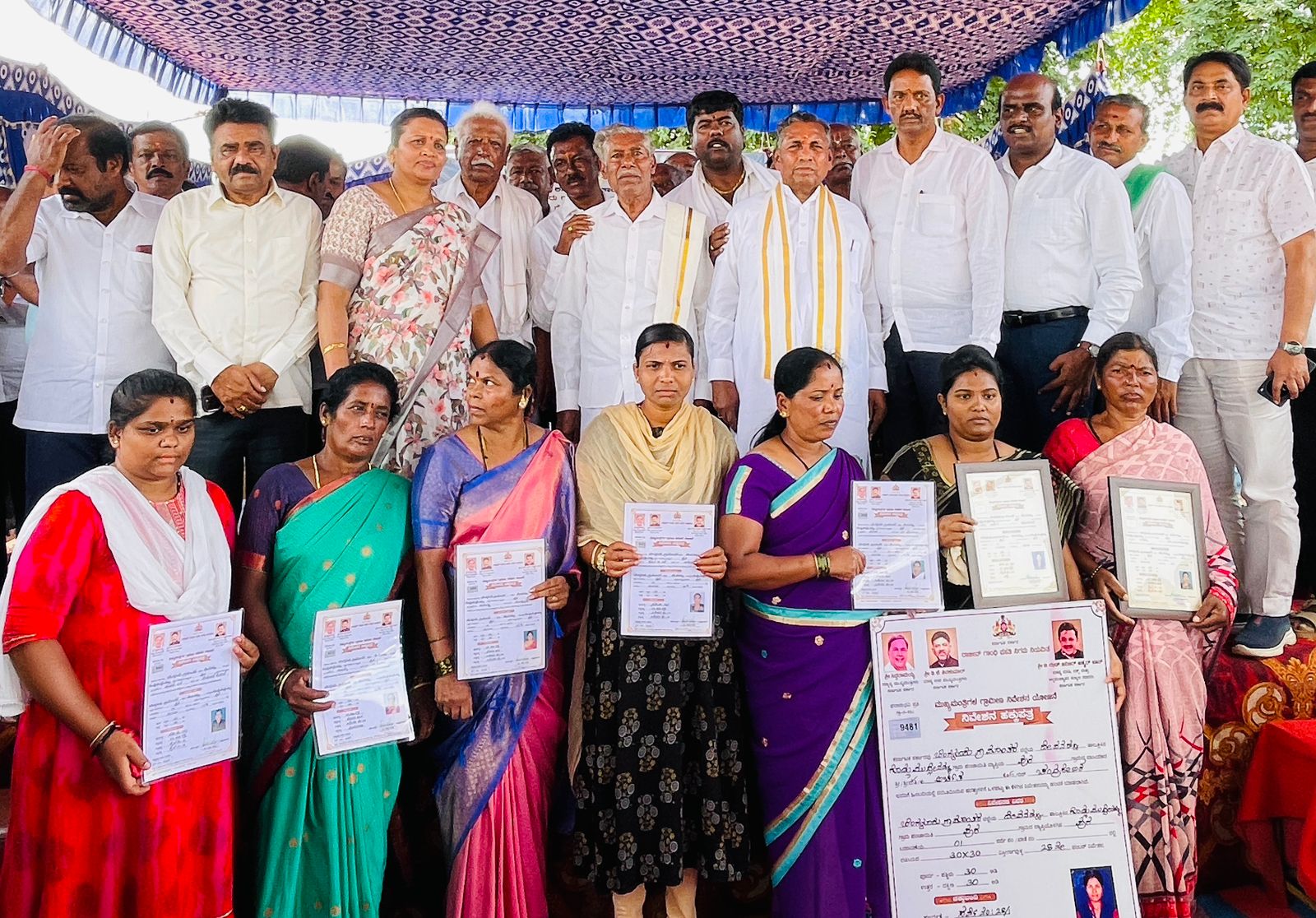 ವಿಜಯಪುರ ಸಮೀಪದ ಪುರ ಗ್ರಾಮದಲ್ಲಿ 28 ಫಲಾನುಭವಿಗಳಿಗೆ ಉಸ್ತುವಾರಿ ಸಚಿವ ಕೆ.ಎಚ್.ಮುನಿಯಪ್ಪ ಅವರು ಹಕ್ಕು ಪತ್ರವನ್ನು ವಿತರಿಸಿದರು.
