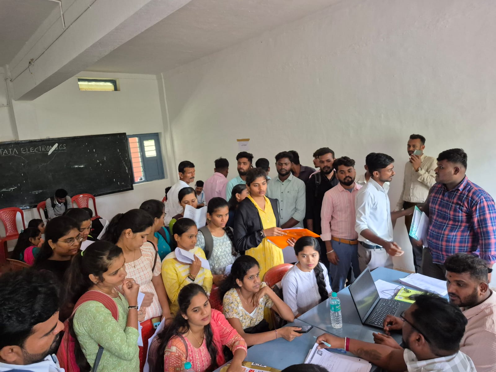 ಉದ್ಯೋಗ ಮೇಳದಲ್ಲಿ ಭಾಗವಹಿಸಿದ್ದ ಆಕಾಂಕ್ಷಿಗಳು