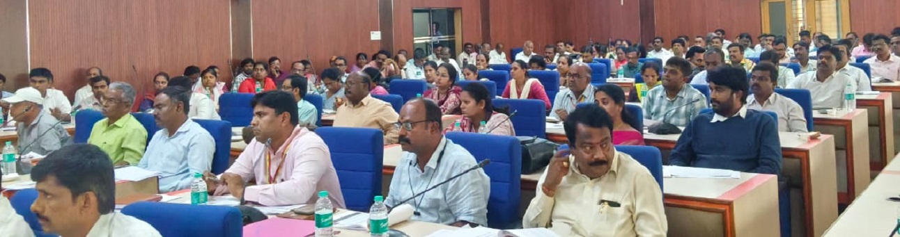 ಪ್ರಗತಿ ಪರಿಶೀಲನಾ ಸಭೆಯಲ್ಲಿ ಪಾಲ್ಗೊಂಡಿದ್ದ ಅಧಿಕಾರಿಗಳು