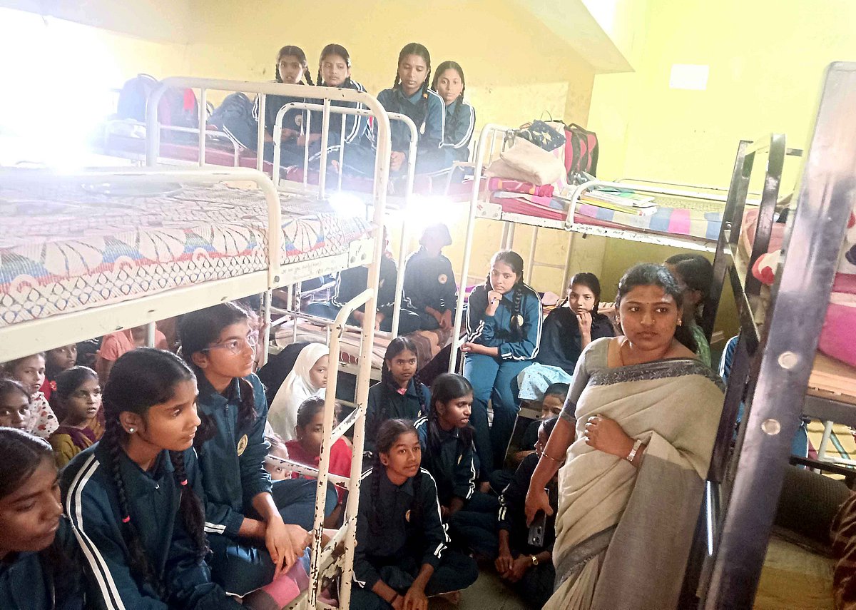 ತೇರದಾಳ | ವಸತಿ ಶಾಲೆಗೆ ಪುರಸಭೆ ಅಧ್ಯಕ್ಷೆ ಭೇಟಿ