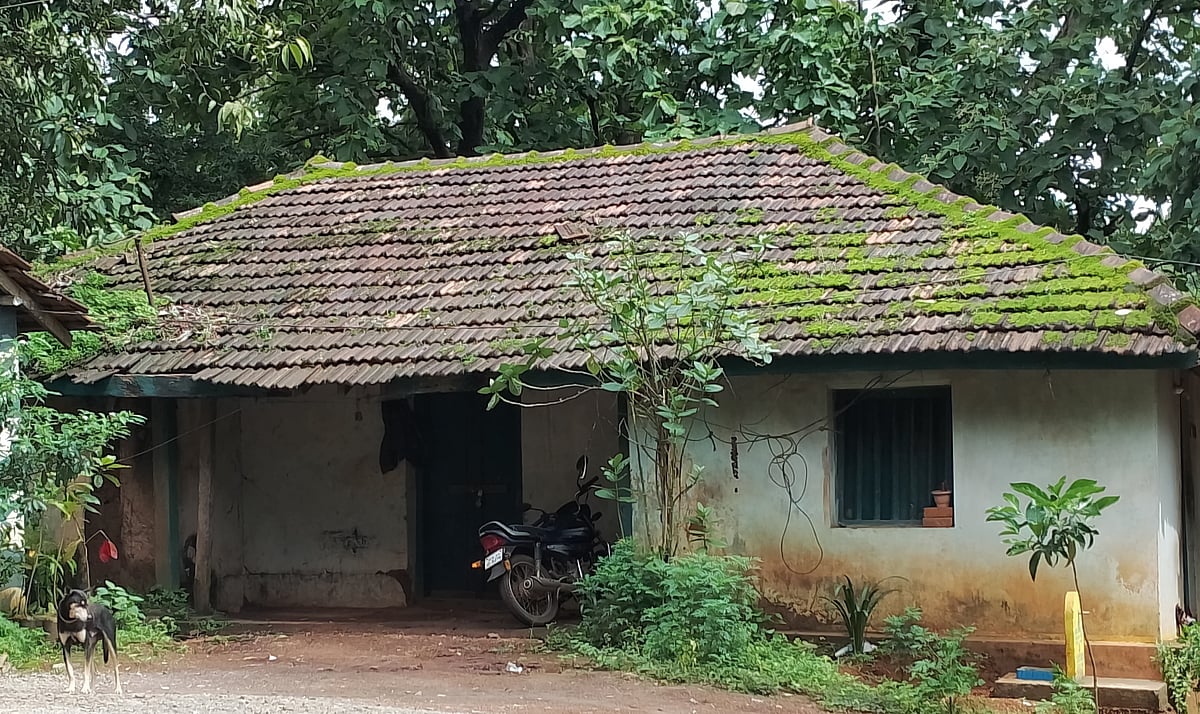 ಶಿರಸಿ | ಶಿಥಿಲಾವಸ್ಥೆಯಲ್ಲಿ ನೂರಾರು ವಸತಿ ಗೃಹಗಳು: ಮರೀಚಿಕೆಯಾದ ಸುರಕ್ಷಿತ ಸೂರು