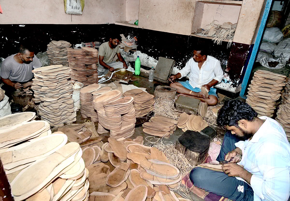 ಕೊಲ್ಹಾಪುರಿ ಚಪ್ಪಲಿ: ಹೋರಾಟದ ಹಕ್ಕು ನಮ್ಮದು; ಕರ್ನಾಟಕ ಲಿಡ್ಕರ್‌,‘ಮಹಾ‘ ಲಿಡ್ಕಾಂ