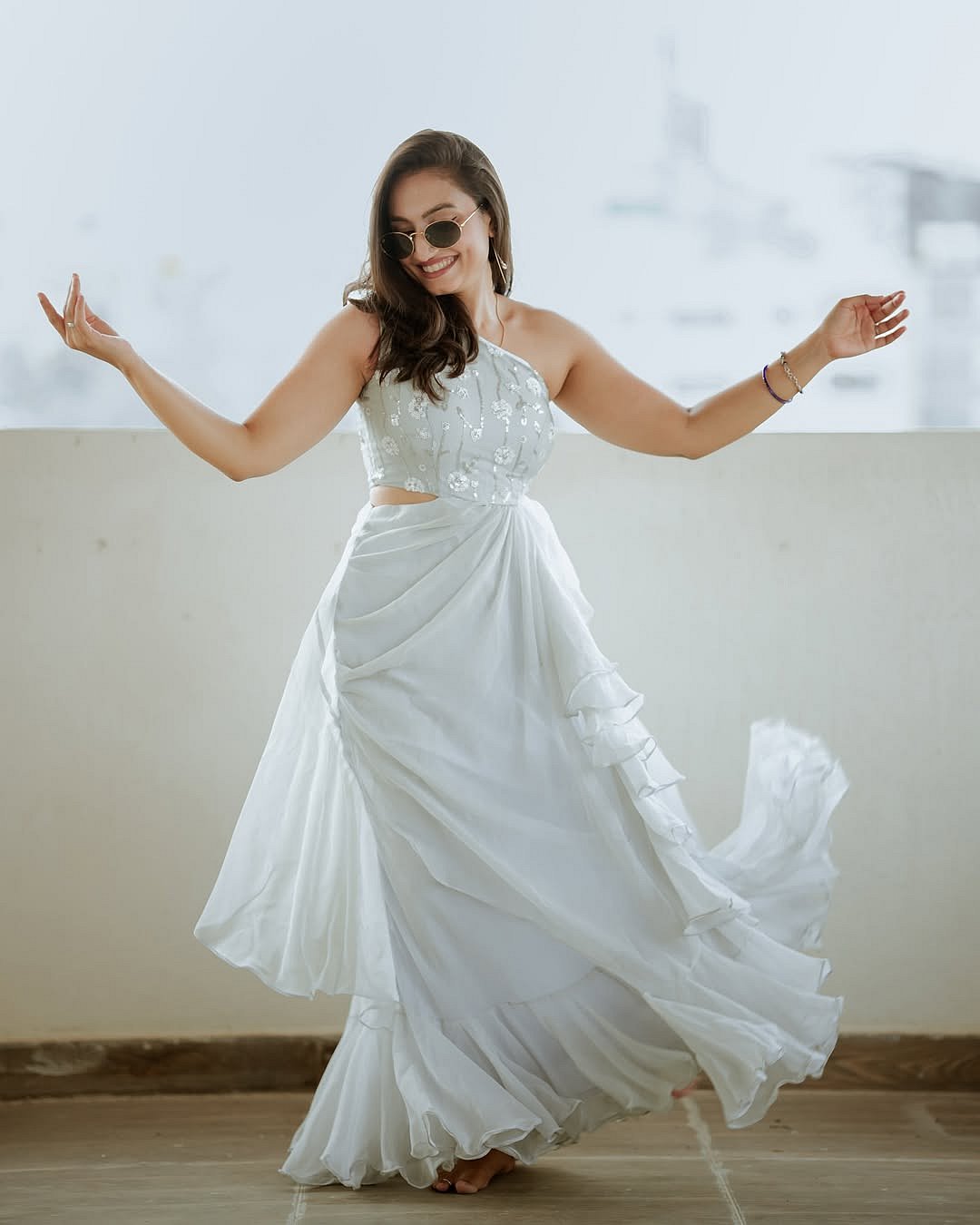 PHOTOS | ಶ್ವೇತ ವರ್ಣದ ಉಡುಗೆಯಲ್ಲಿ ಕಣ್ಮನ ಸೆಳೆದ ನಟಿ ವೈಷ್ಣವಿ ಗೌಡ