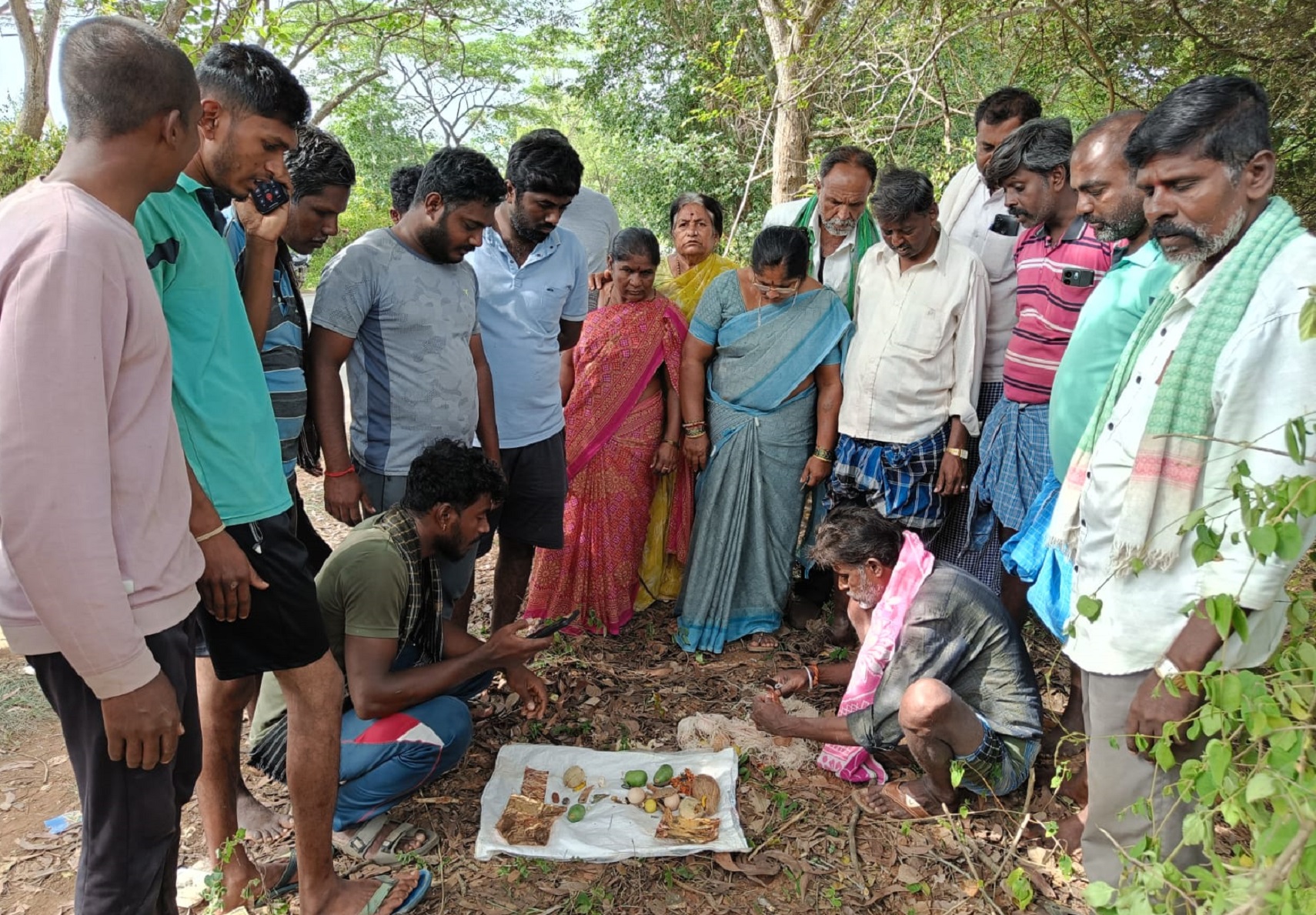 ಮರಕ್ಕೆ ಕಟ್ಟಿದ ವಾಮಾಚಾರದ ಗಂಟನ್ನು ಬಿಚ್ಚಿ ಗ್ರಾಮದ ಜನರು ಕುತೂಹಲ ಆತಂಕದಿಂದ ವೀಕ್ಷಿಸಿದರು