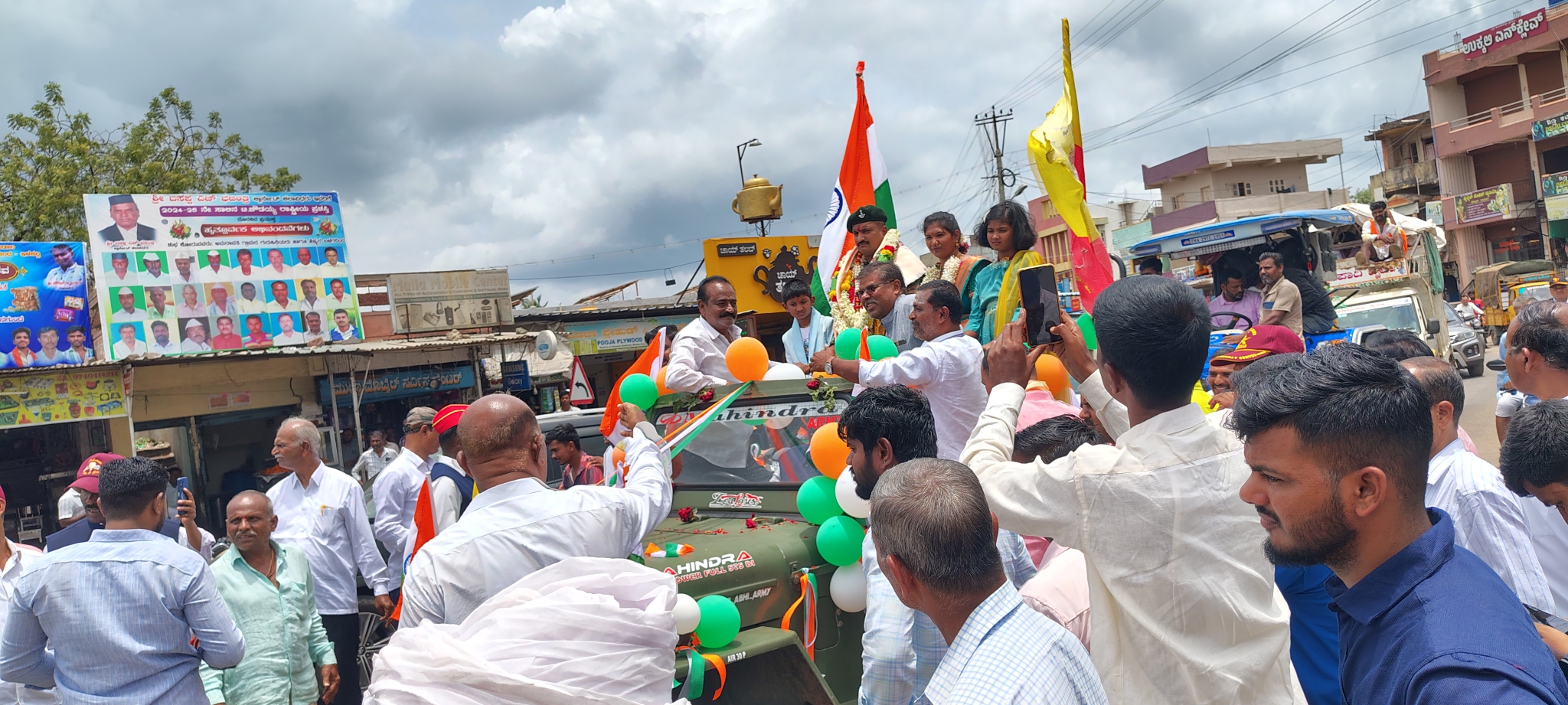 ಸೇವೆಯಿಂದ ನಿವೃತ್ತಿ ಹೊಂದಿದ ಯೋಧ ಮಂಜುನಾಥ ಅಂಗಡಿ ಅವರನ್ನು ಹುನಗುಂದದ ಪ್ರಮುಖ ಬೀದಿಗಳಲ್ಲಿ ತೆರೆದ ವಾಹನದಲ್ಲಿ ಮೆರವಣಿಗೆ ಮಾಡಲಾಯಿತು