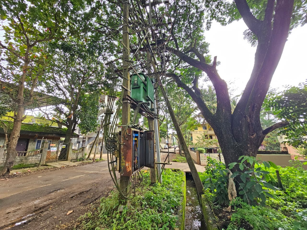 ಬೆಳಗಾವಿಯ ಸದಾಶಿವ ನಗರದ ಮುಖ್ಯ ರಸ್ತೆಯಲ್ಲಿ ಮರವೊಂದು ವಿದ್ಯುತ್‌ ಪರಿವರ್ತಕಕ್ಕೆ ತಾಗಿಕೊಂಡಿರುವುದು   ಪ್ರಜಾವಾಣಿ ಚಿತ್ರ: ಏಕನಾಥ ಅಗಸಿಮನಿ 
