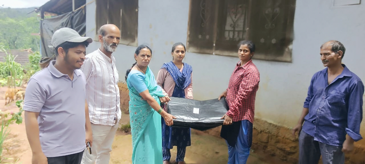 ಹರದೂರು ಗ್ರಾಮ ಪಂಚಾಯಿತಿ ವತಿಯಿಂದ ಬೈರಿ ಅವರಿಗೆ ಪ್ಲಾಸ್ಟಿಕ್ ಅನ್ನು ನೀಡಲಾಯಿತು