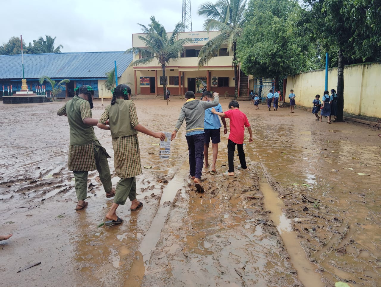 ಹಿರೇಕೆರೂರ ತಾಲ್ಲೂಕಿನ ದೂದಿಹಳ್ಳಿ ಗ್ರಾಮದ ಸರ್ಕಾರಿ ಪ್ರೌಢಶಾಲೆ ಮತ್ತು ಹಿರಿಯ ಪ್ರಾಥಮಿಕ ಶಾಲೆಯ ಆವರಣದಲ್ಲಿನ ಕೆಸರಿನಲ್ಲಿ ವಿದ್ಯಾರ್ಥಿಗಳು ಸಾಗಿದರು 