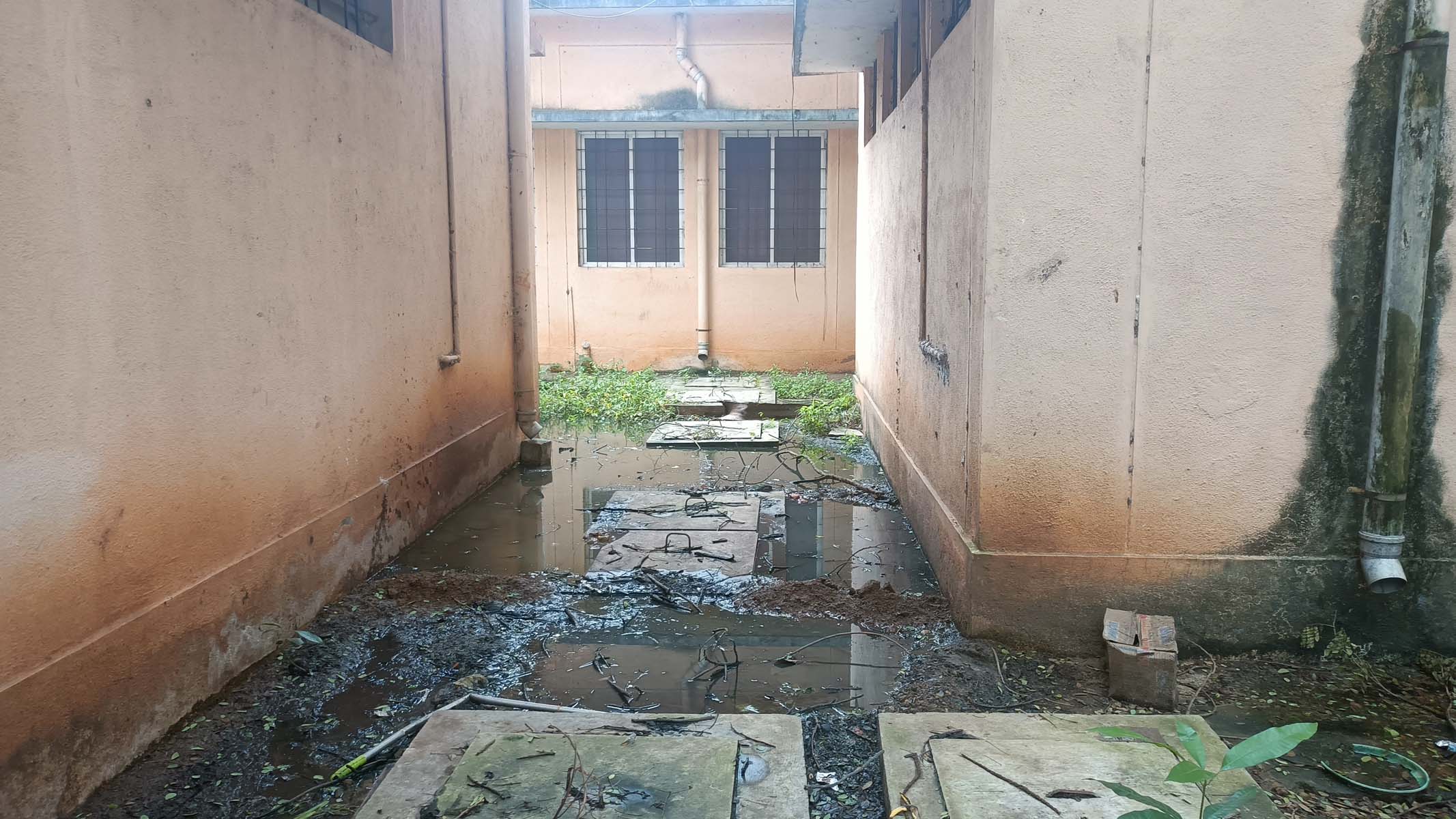 ನ್ಯಾಮತಿ ಸಮುದಾಯ ಆರೋಗ್ಯ ಕೇಂದ್ರದ ಹಿಂಬದಿಯಲ್ಲಿ ಬಳಸಿದ ನೀರು ಹೊರಹೋಗದೆ ಸಂಗ್ರಹವಾಗಿರುವುದು