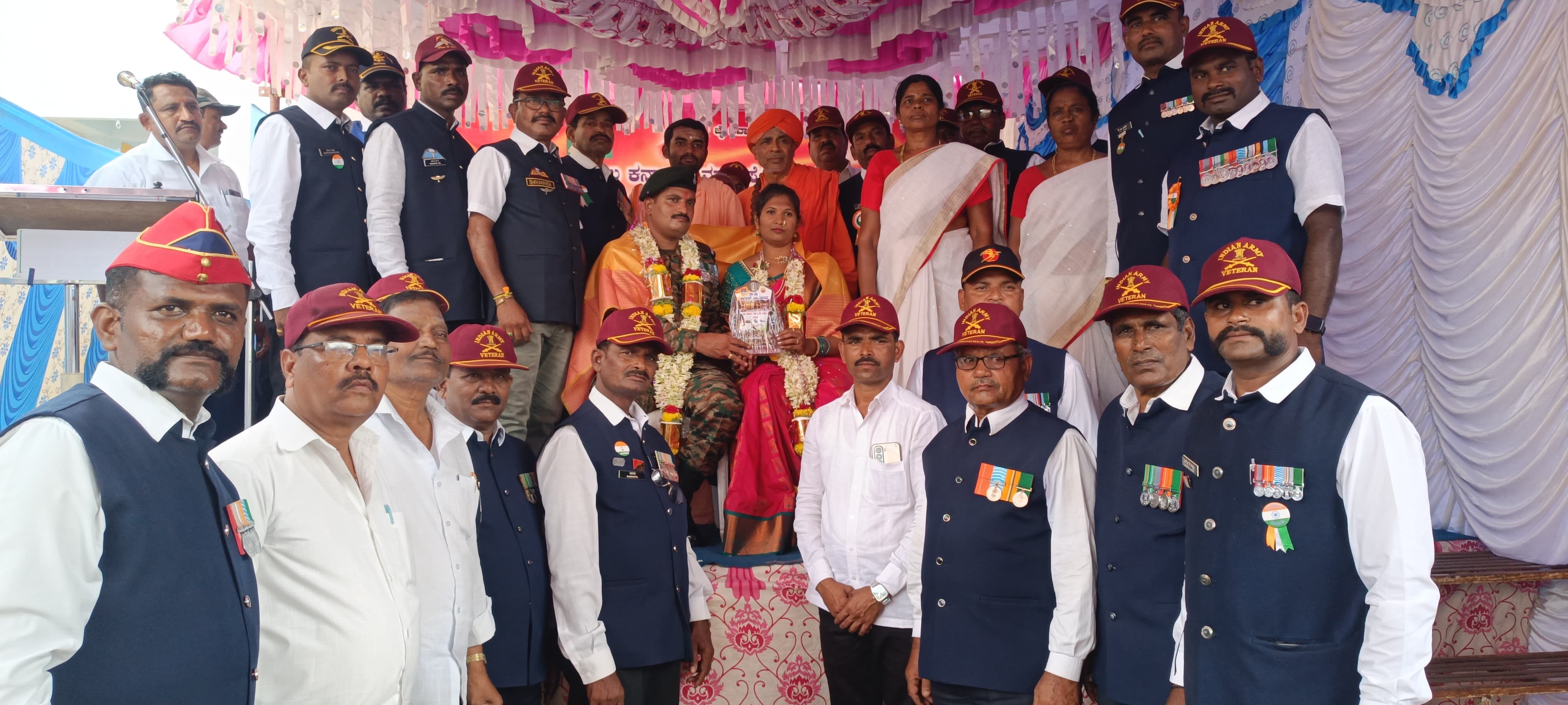 ಹುನಗುಂದದ ಓಂ ಶಾಂತಿ ನಗರದಲ್ಲಿ ಅಖಿಲ ಕರ್ನಾಟಕ ಮಾಜಿ ಸೈನಿಕರ ಸಂಘದ ವತಿಯಿಂದ ನಡೆದ ಸಮಾರಂಭದಲ್ಲಿ ಸೇವೆಯಿಂದ ನಿವೃತ್ತಿ ಹೊಂದಿದ ಯೋಧ ಮಂಜುನಾಥ ಅಂಗಡಿ ಅವರನ್ನು ಮಾಜಿ ಸೈನಿಕರು ಹಾಗೂ ಇತರರು ಸನ್ಮಾನಿಸಿದರು