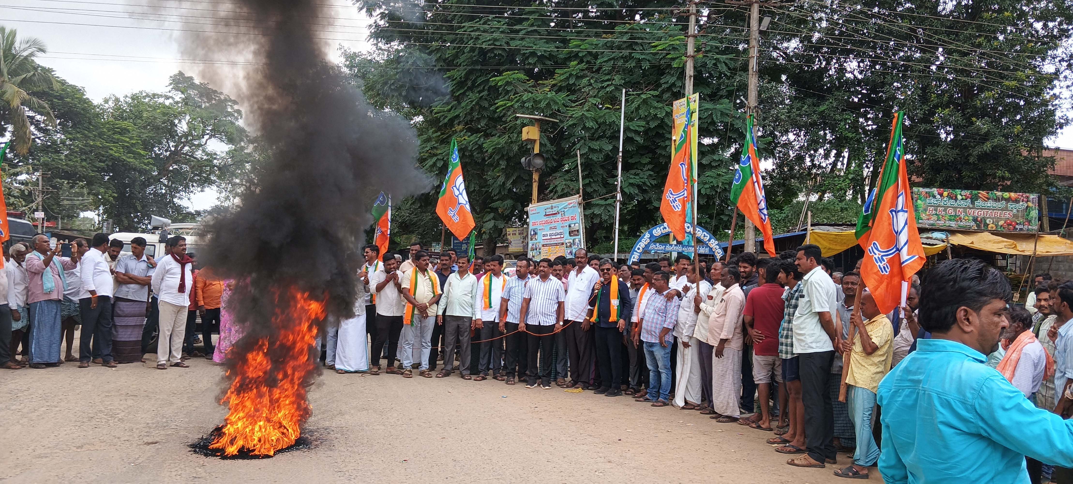 ನ್ಯಾಮತಿ ಸಮೀಪದ ಚೀಲೂರಿನಲ್ಲಿ ಟೈರ್‌ಗೆ ಬೆಂಕಿ ಹಚ್ಚಿ ಬಿಜೆಪಿ ಕಾರ್ಯಕರ್ತರು ಶನಿವಾರ ಪ್ರತಿಭಟನೆ ನಡೆಸಿದರು