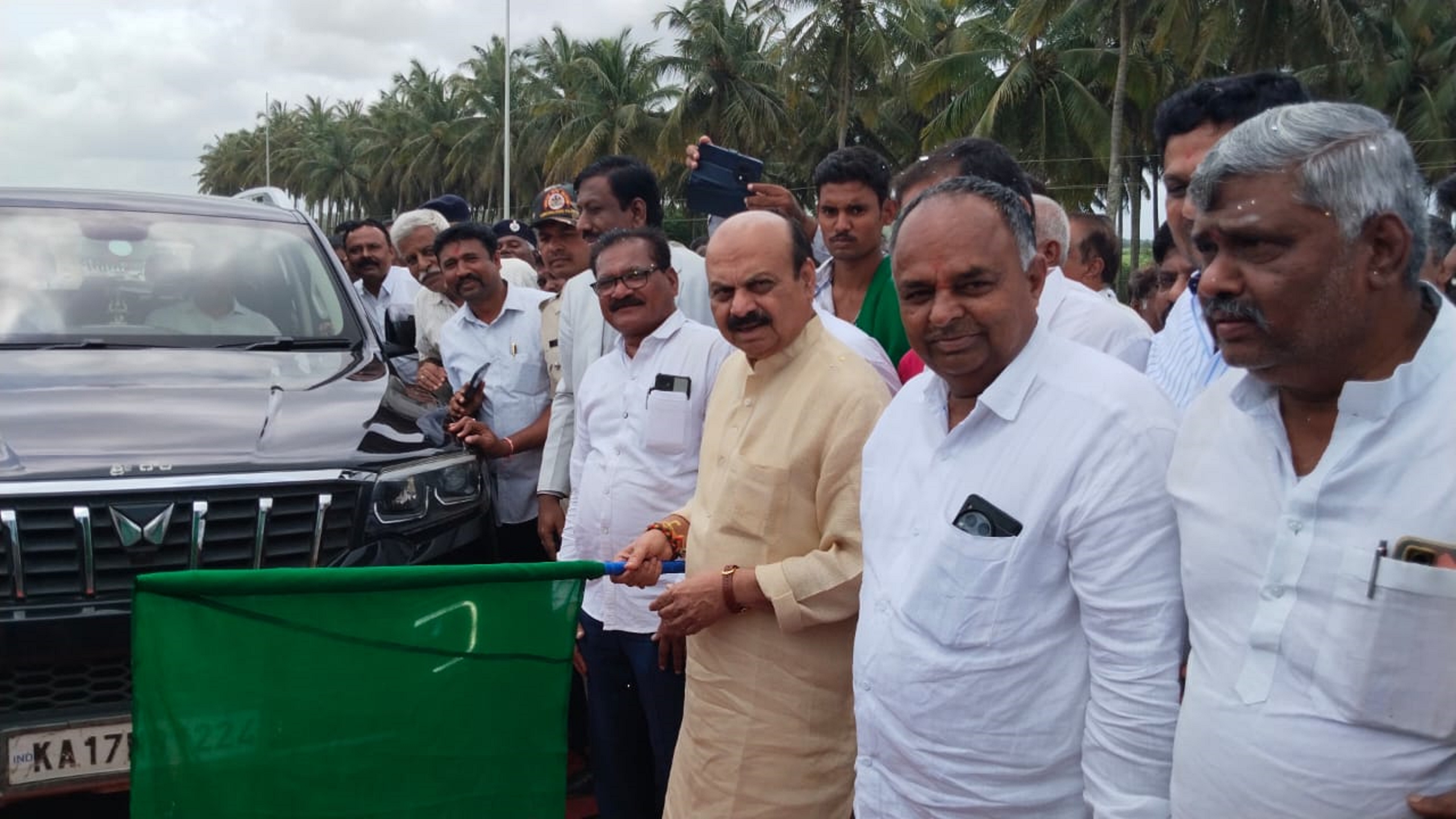 ಮೋಟೆಬೆನ್ನೂರು ಬಳಿ ರಾಷ್ಟ್ರೀಯ ಹೆದ್ದಾರಿಗೆ ನಿರ್ಮಿಸಿರುವ ಮೇಲ್ಸೇತುವೆಯಲ್ಲಿ ವಾಹನ ಸಂಚಾರಕ್ಕೆ ಸಂಸದ ಬಸವರಾಜ ಬೊಮ್ಮಾಯಿ ಶನಿವಾರ (ಆಗಸ್ಟ್ 2) ಚಾಲನೆ ನೀಡಿದರು