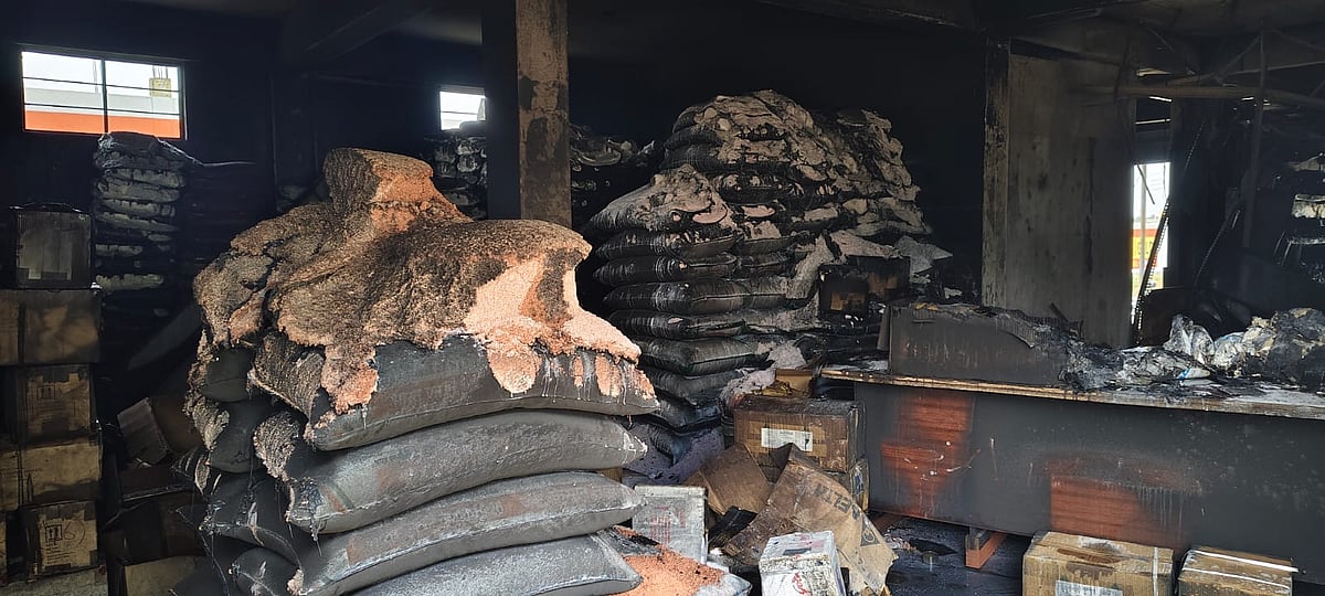 ಬಂಗಾರಪೇಟೆ: ರಸಗೊಬ್ಬರ ಅಂಗಡಿಯಲ್ಲಿ ಬೆಂಕಿ ಅವಘಡ 