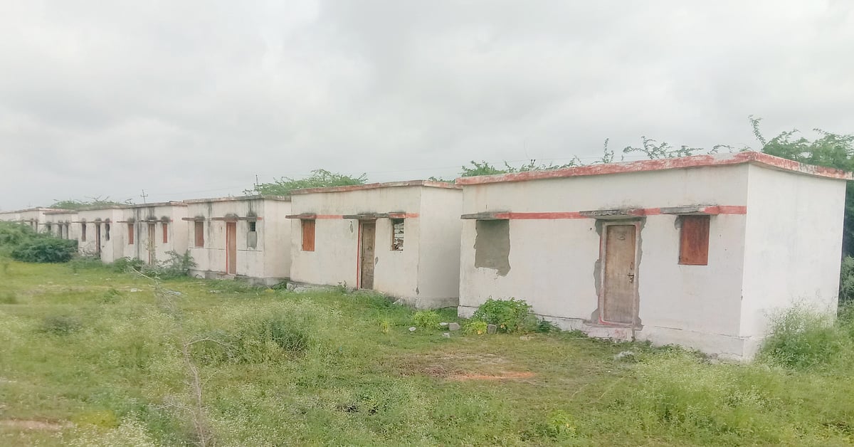 ಚೀಕಲಪರ್ವಿ: ‘ಆಸರೆ’ ಮನೆಗಳ ಹಂಚಿಕೆಗೆ ಅಧಿಕಾರಿಗಳ ಅಸಡ್ಡೆ