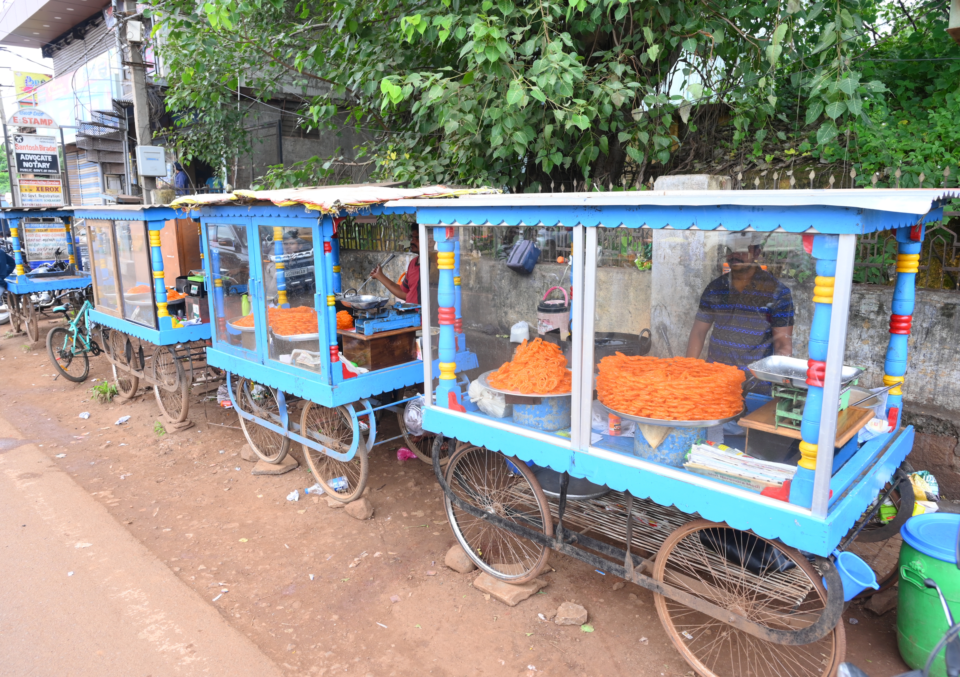 ಬೀದರ್‌ನ ಮಹಾವೀರ ವೃತ್ತದ ರಸ್ತೆಯುದ್ದಕ್ಕೂ ನಿಂತಿರುವ ಜಿಲೇಬಿ ತಳ್ಳು ಗಾಡಿಗಳು 