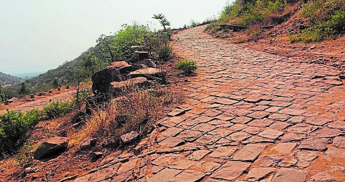 ಬಾದಾಮಿ|ರಸ್ತೆ ಕಾಮಗಾರಿಗೆ ಗ್ರಹಣ: ಎರಡು ದಶಕಗಳಿಂದ ಹೋರಾಟ ಮಾಡಿದರೂ ಈಡೇರದ ಬೇಡಿಕೆ