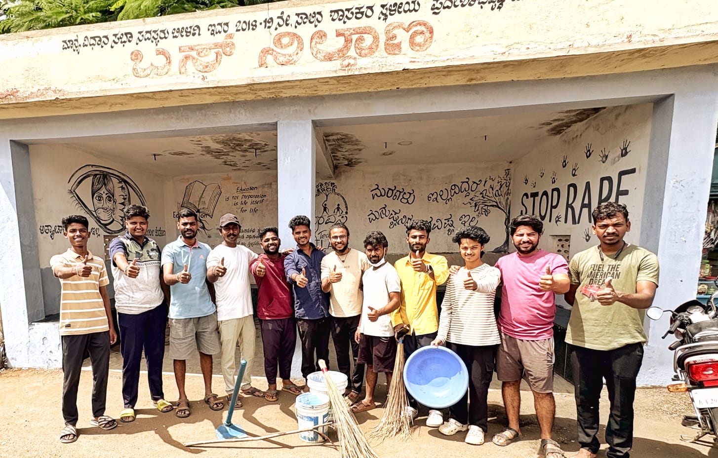 ಭರವಸೆ ತಂಡ ಸ್ವಚ್ಛಗೊಳಿಸಿ ಬಣ್ಣದಿಂದ ಸುಂದರವಾಗಿ ಕಾಣುವಂತೆ ಮಾಡಿರುವ ಸರ್ಕಾರಿ ಆಸ್ಪತ್ರೆ ಎದುರಿನ ಬಸ್ ನಿಲ್ದಾಣ