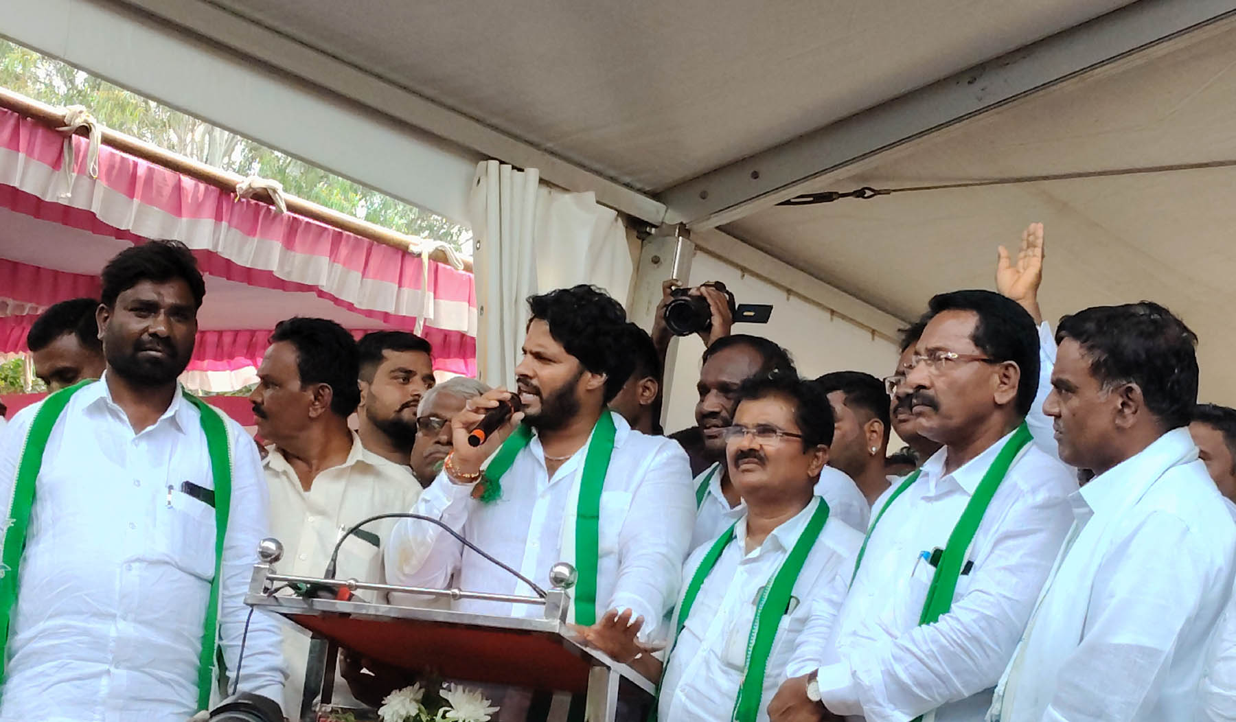 ಚಿತ್ರಸುದ್ದಿ:ಧರ್ಮಪುರ ಸಮೀಪದ ಹರಿಯಬ್ಬೆ ಸರ್ಕಾರಿ ಪದವಿ ಪೂರ್ವ ಕಾಲೇಜು ಆವರಣದಲ್ಲಿ ಭಾನುವಾರ ನಡೆದ ಜೆಡಿಎಸ್ ಸದಸ್ಯತ್ವ ಅಭಿಯಾನ ಕಾರ್ಯಕ್ರಮವನ್ನು ರಾಜ್ಯ ಯುವ ಜೆಡಿಎಸ್ ರಾಜ್ಯಾಧ್ಯಕ್ಷ ನಿಖಿಲ್ ಕುಮಾರಸ್ವಾಮಿ ಉದ್ಘಾಟಿಸಿ ಮಾತನಾಡಿದರು.