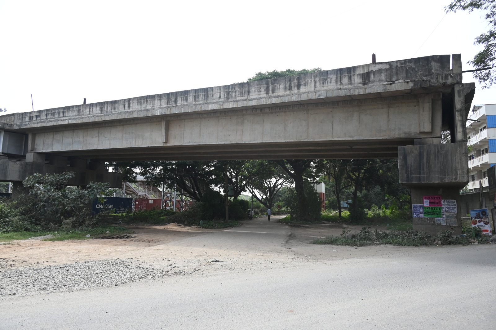 ಸಂಪರ್ಕ ರಸ್ತೆ ಇಲ್ಲದೆ ನಿಂತ ಸೇತುವೆ
