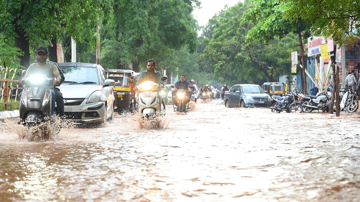 ಬೀದರ್‌: ಗುಡುಗು ಸಹಿತ ಬಿರುಸಿನ ಮಳೆಗೆ ಜನಜೀವನ ಅಸ್ತವ್ಯಸ್ತ

